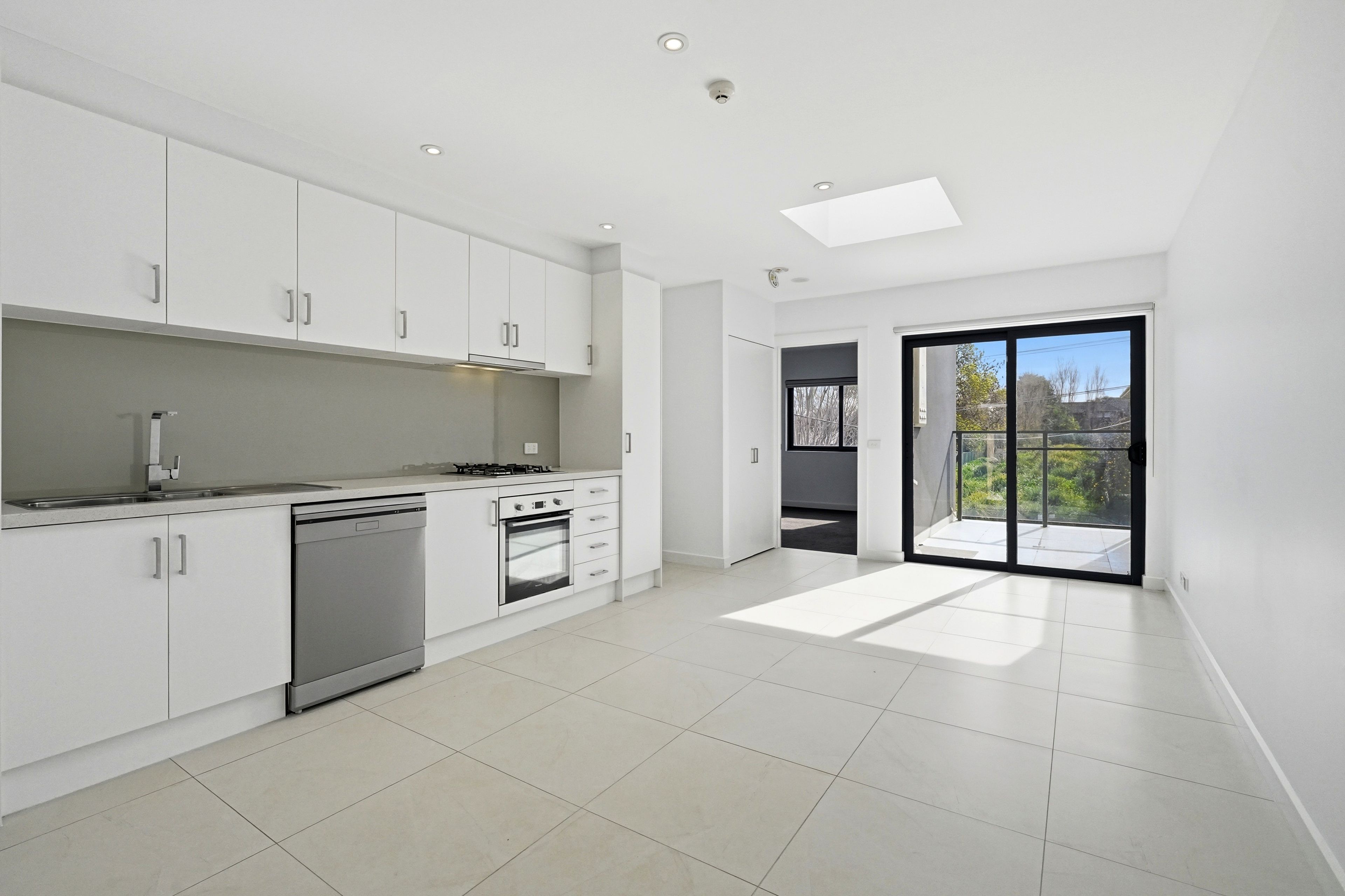 102/4 Lawson Street — photo 4 of 10