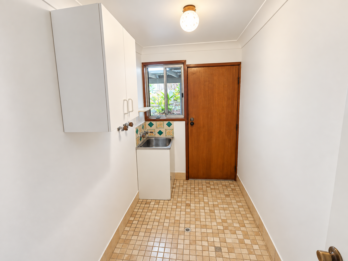 2 Leeward Close — photo 8 of 10