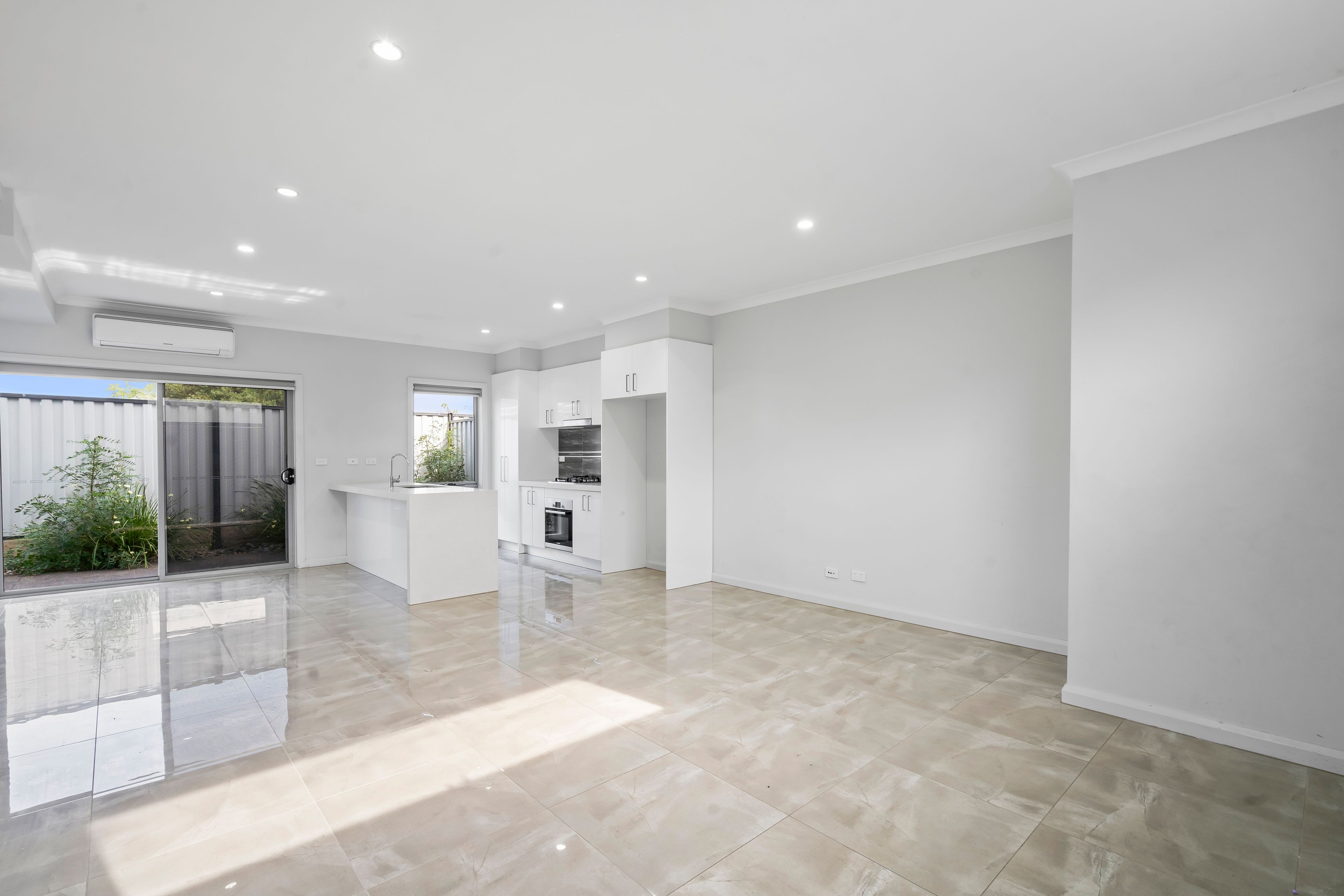 2/40 Melbourne Avenue — photo 3 of 10
