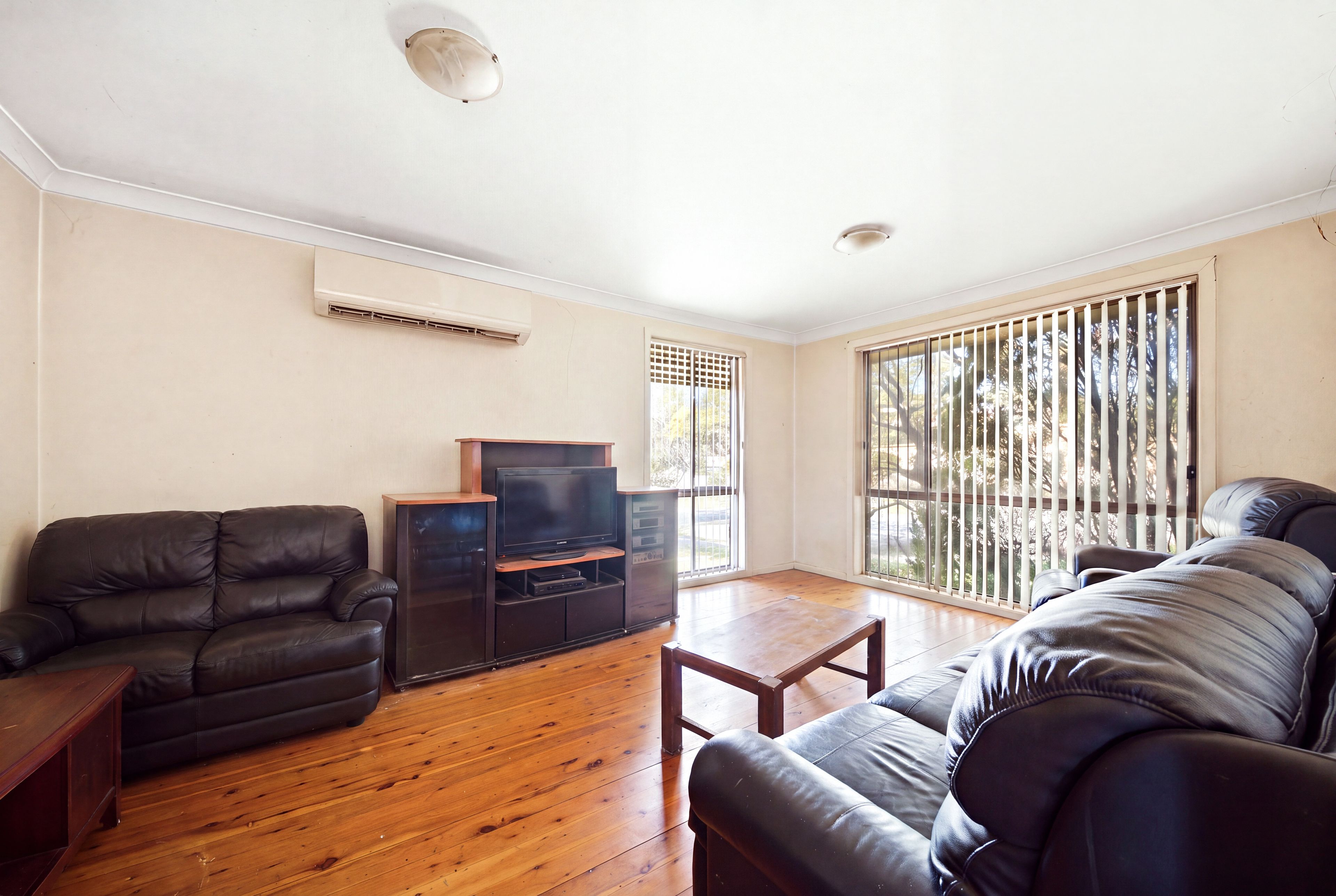 14 Milton Close — photo 3 of 9