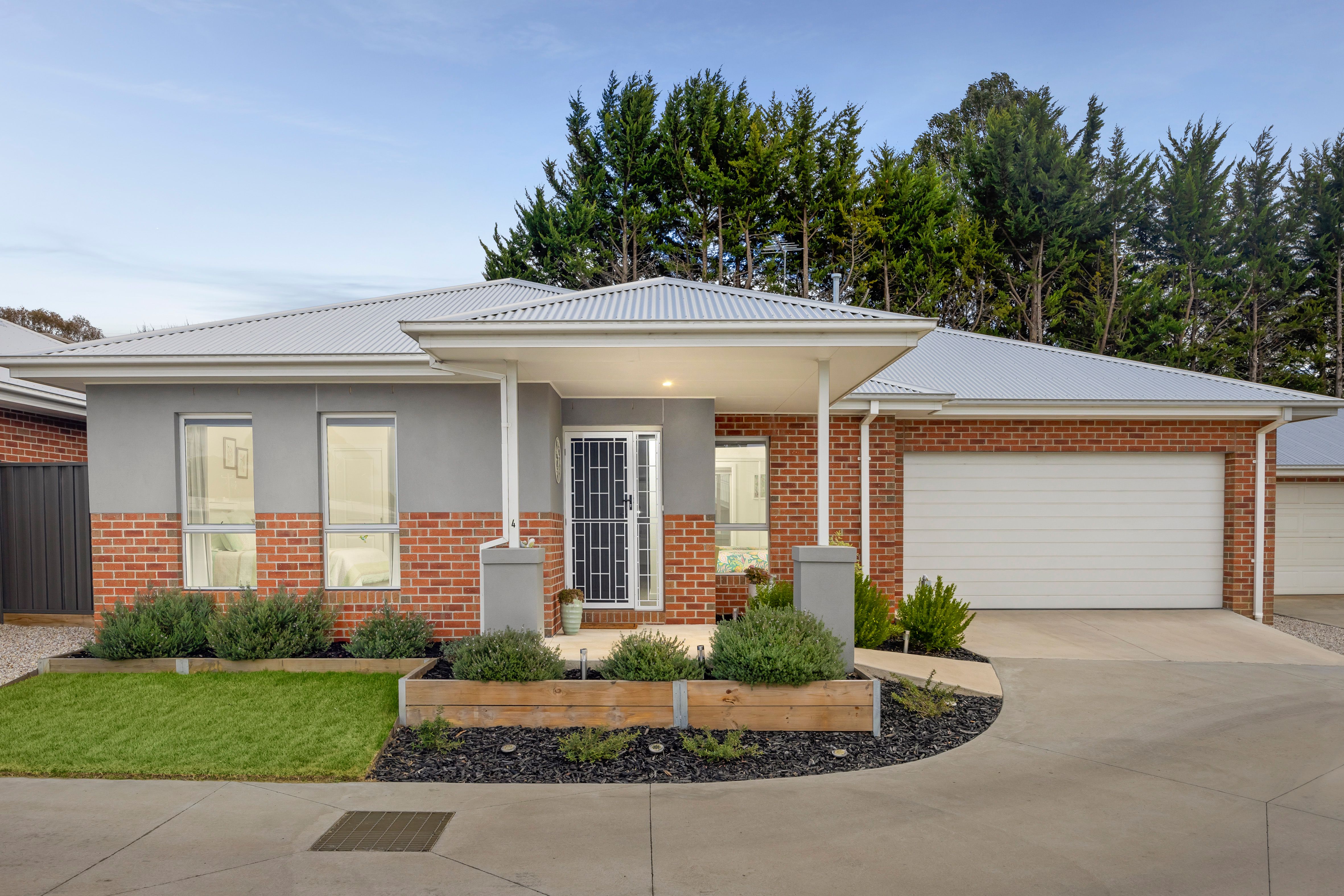 4 Gordon Crescent, Romsey VIC 3434