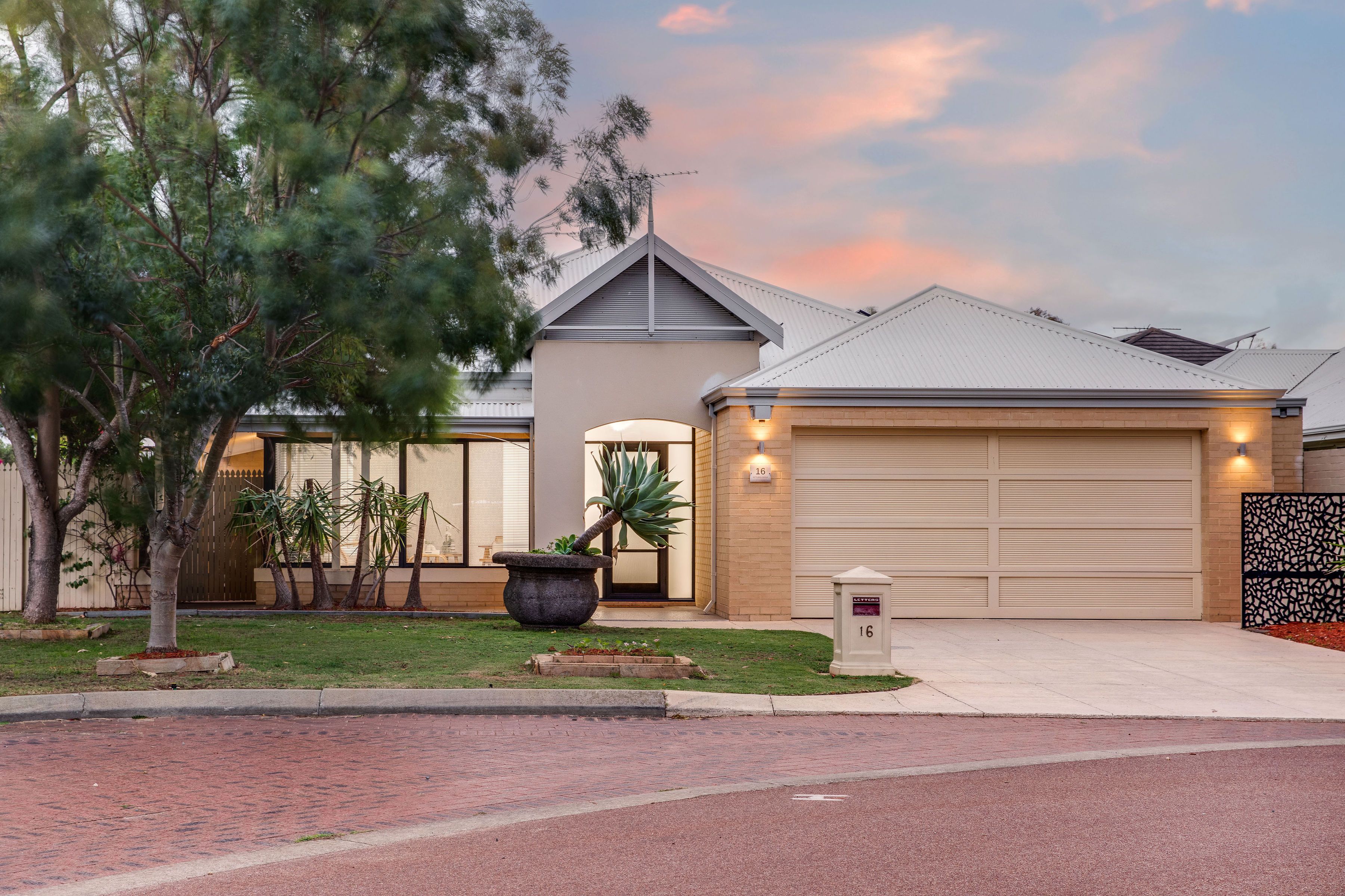 16 Settlers Circle, Gwelup WA 6018