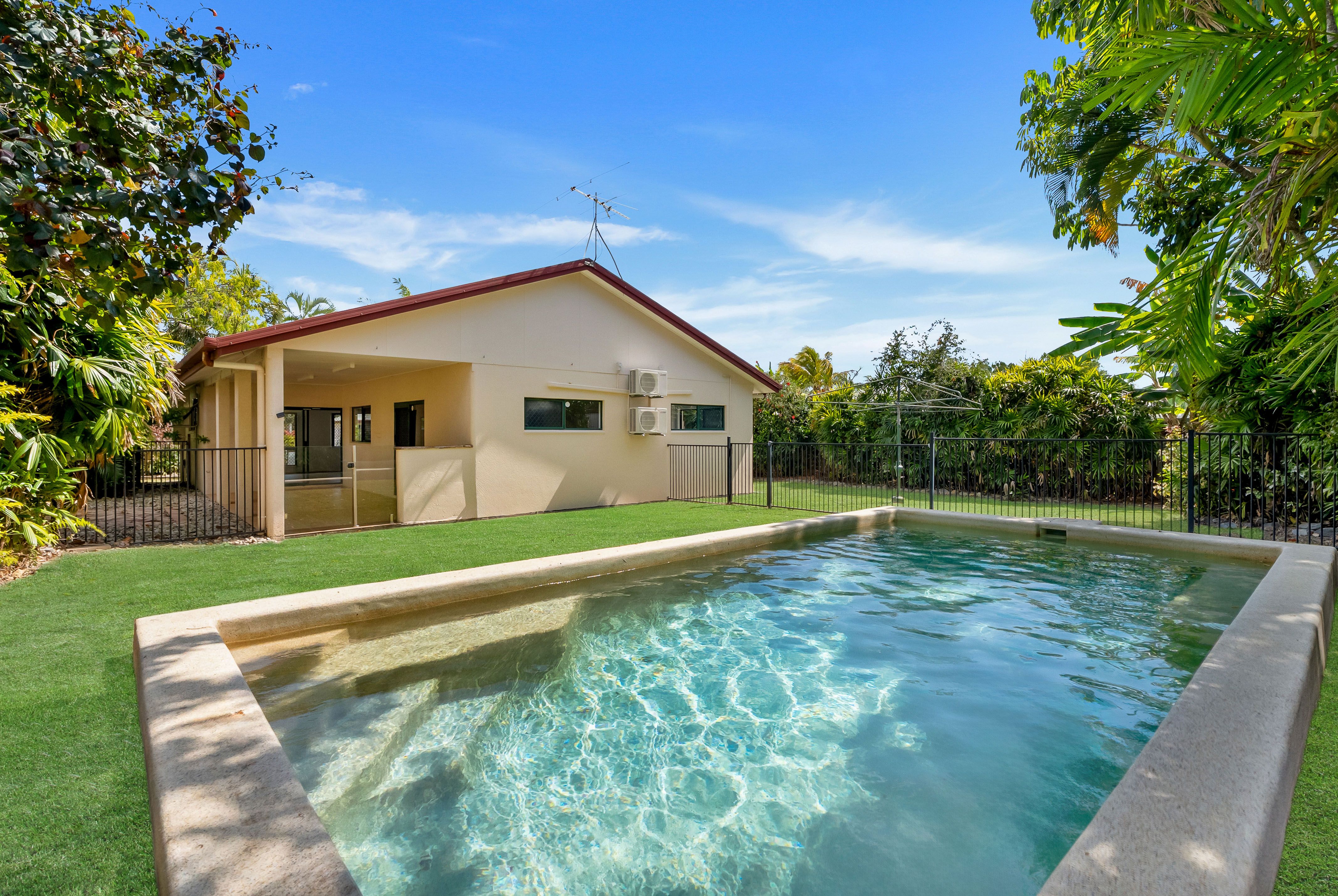 11 Dolphin Close — photo 3 of 22