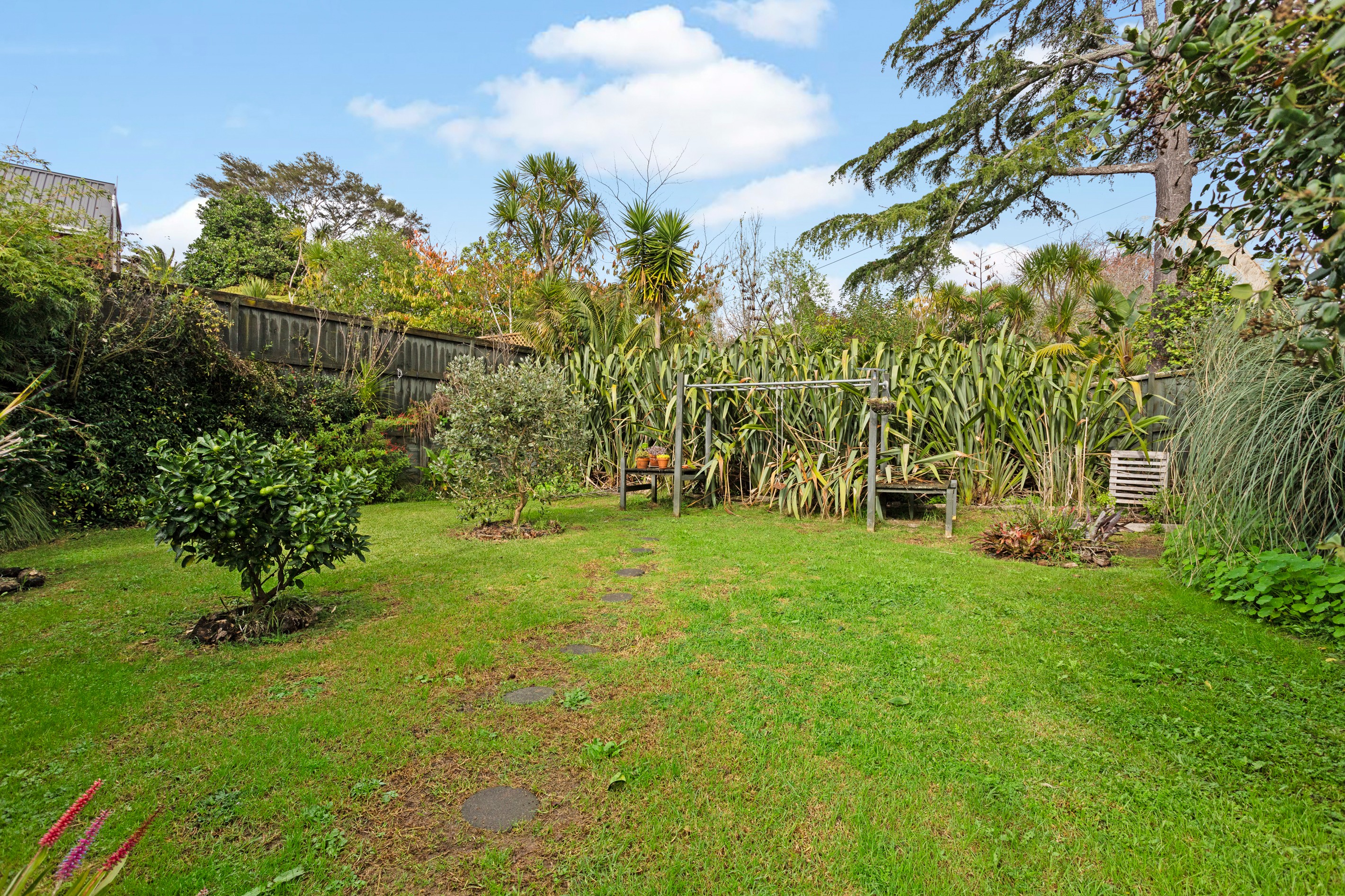 2/2 Earl Road, Titirangi, Waitakere City