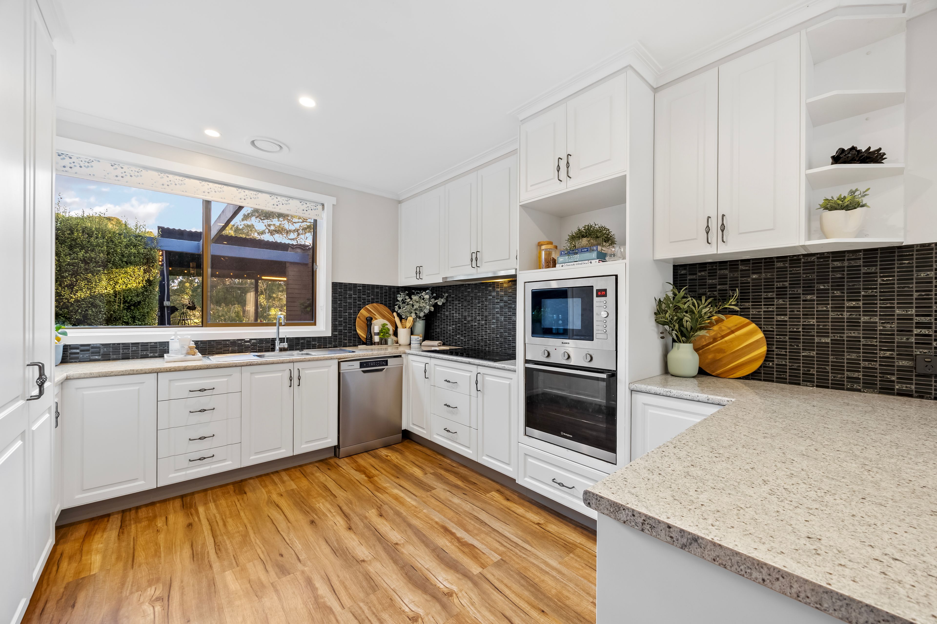 9545 Western Highway — photo 3 of 30