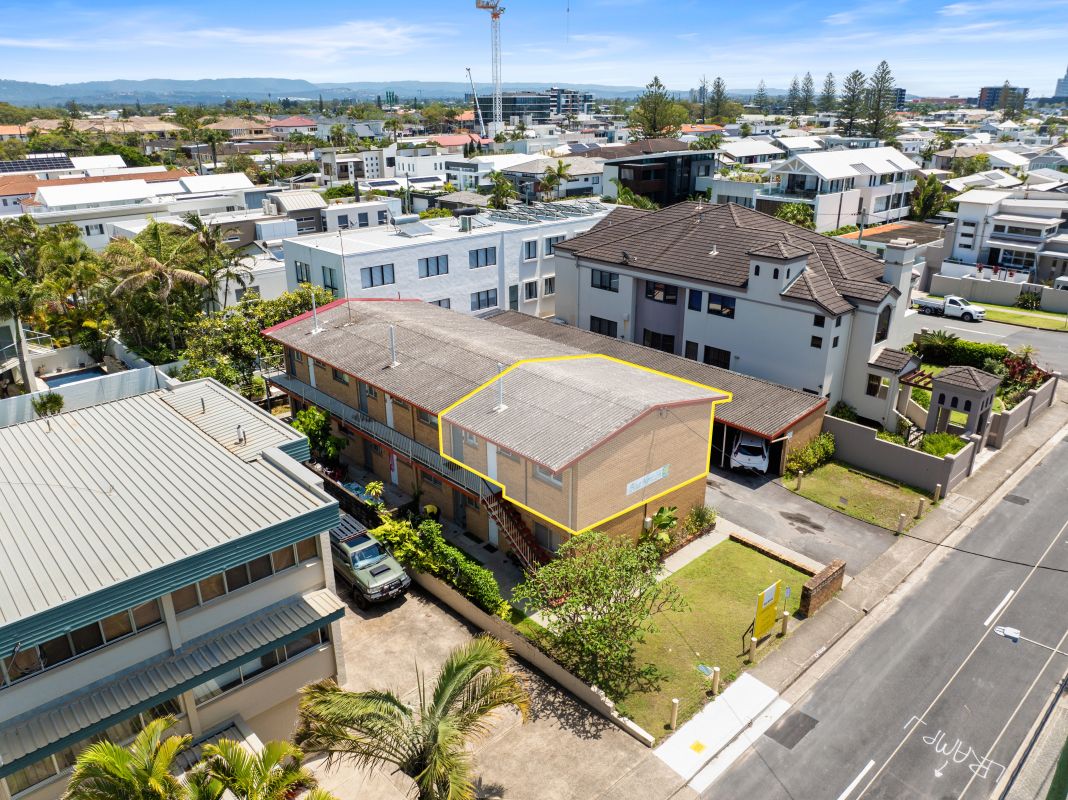 4/4 Hedges Avenue — photo 3 of 18