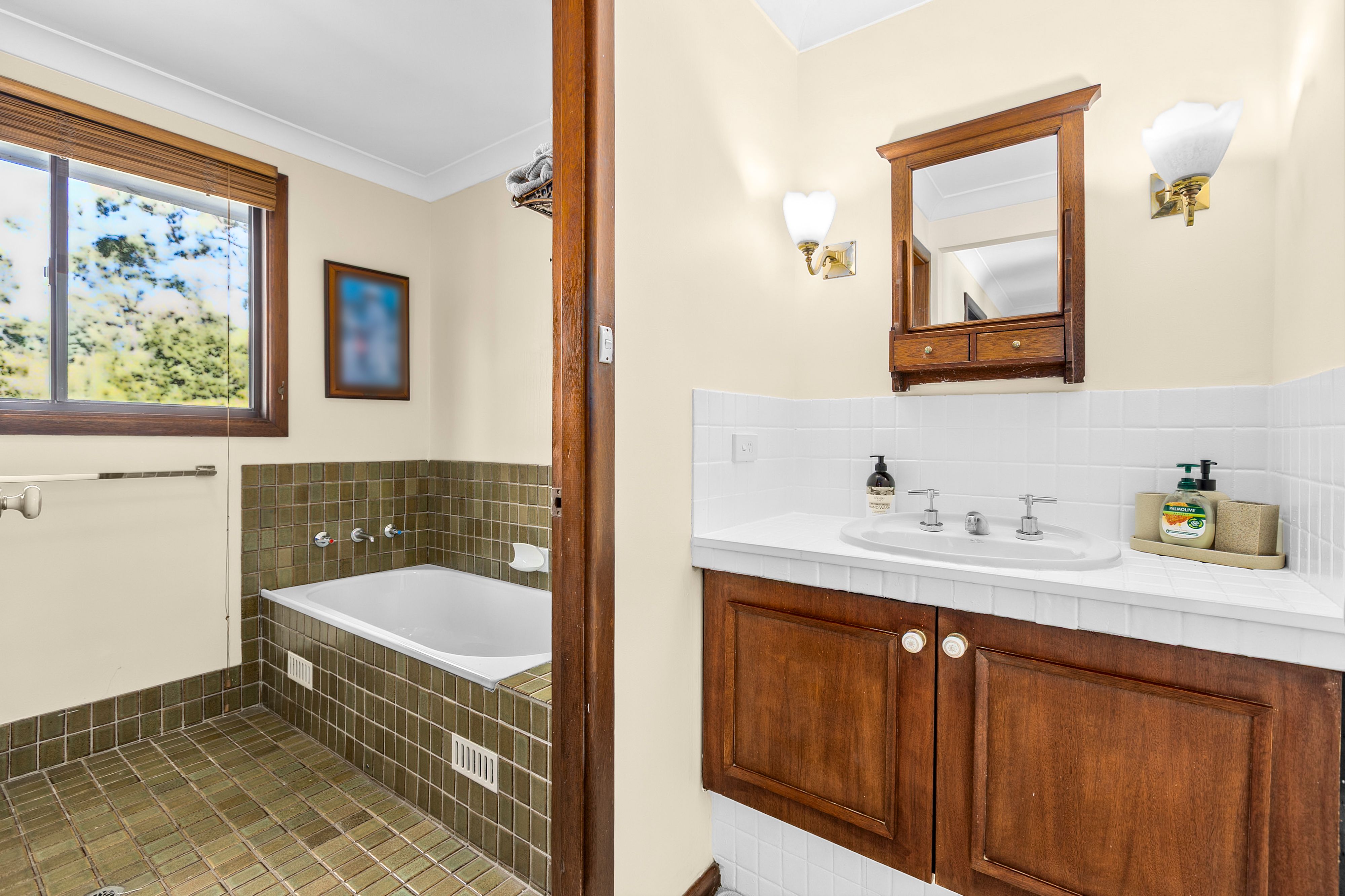 Elegant family entertainer with a separate granny flat, near level rear lawns, 300m to village shops and eateries — photo 8 of 11