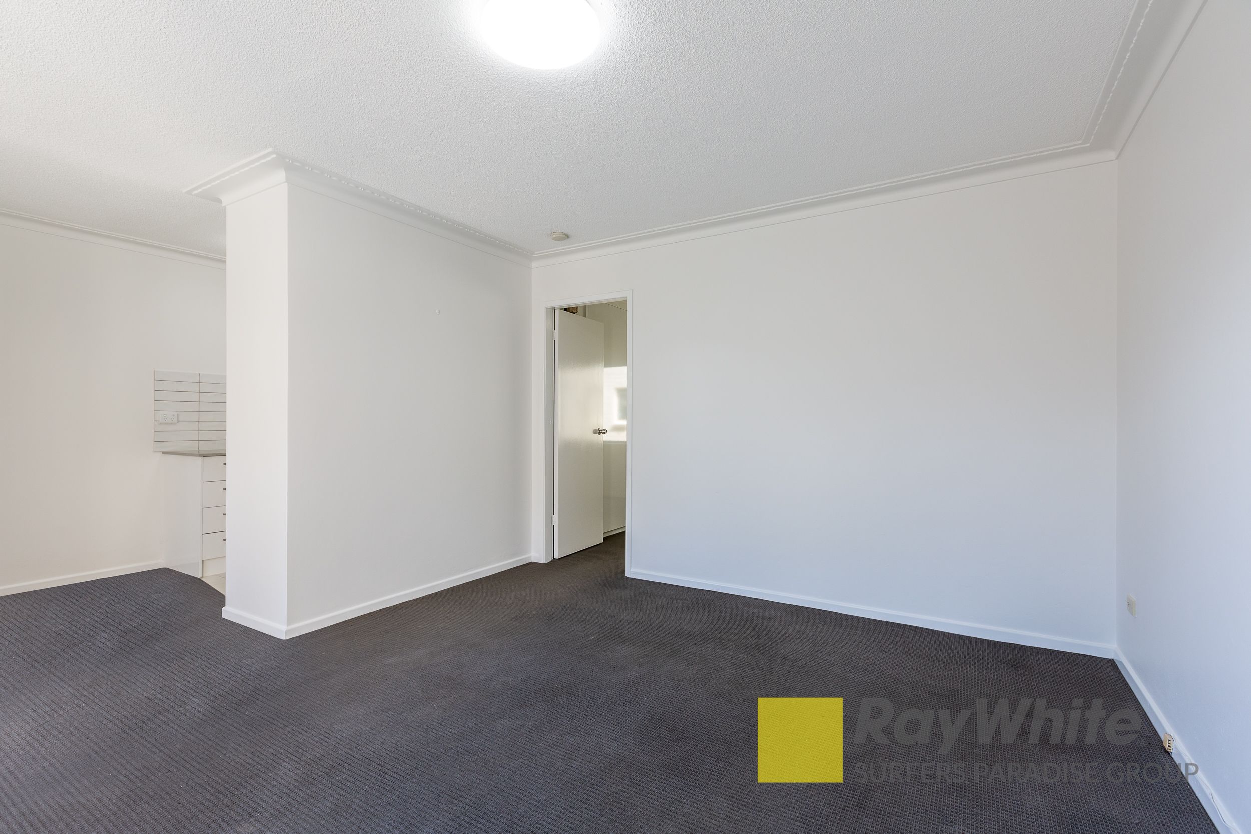1/25 Thomas Drive — photo 3 of 10