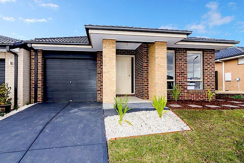 21 Calabrese Circuit, Clyde North, VIC 3978