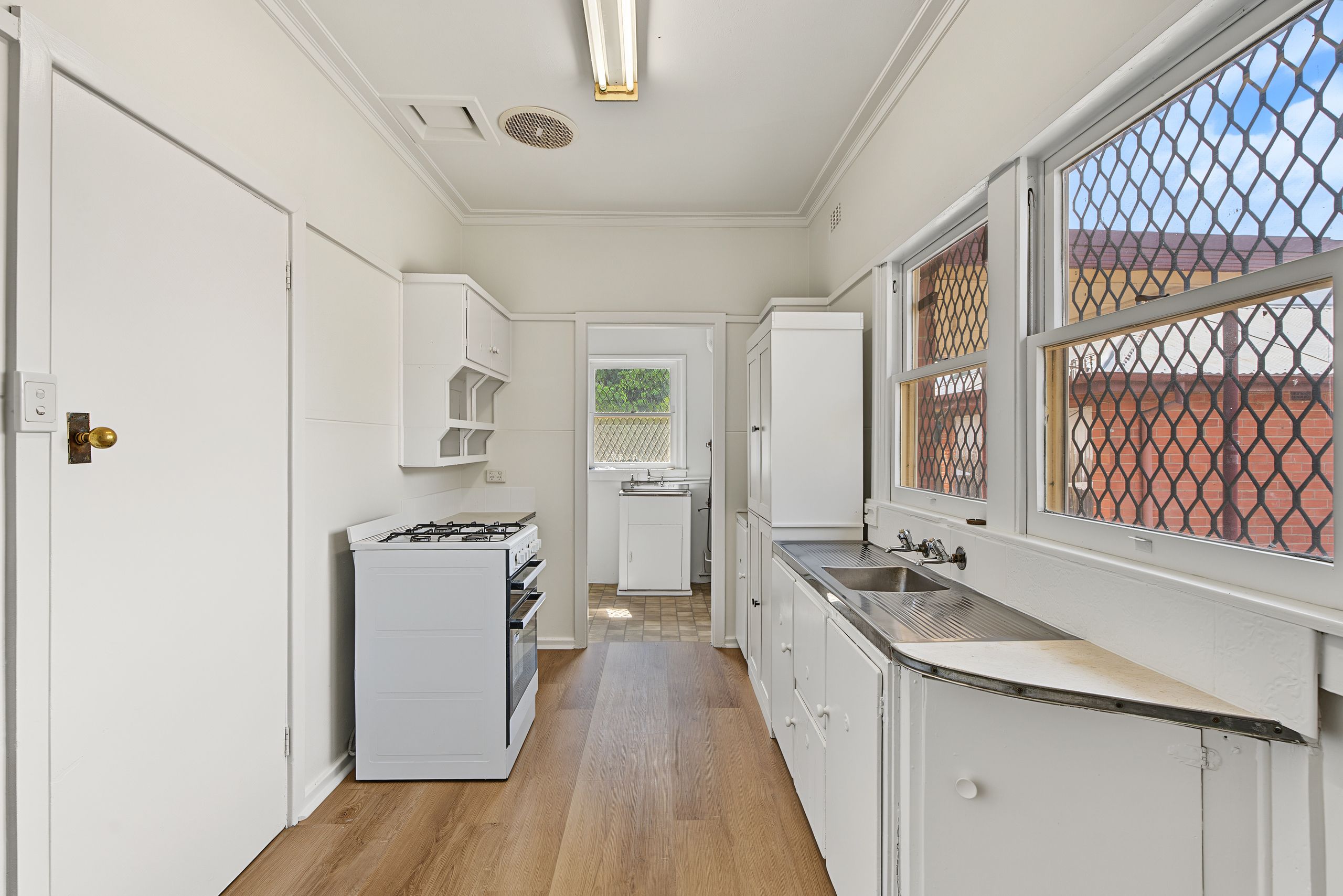 1/980 Sylvania Avenue — photo 4 of 10