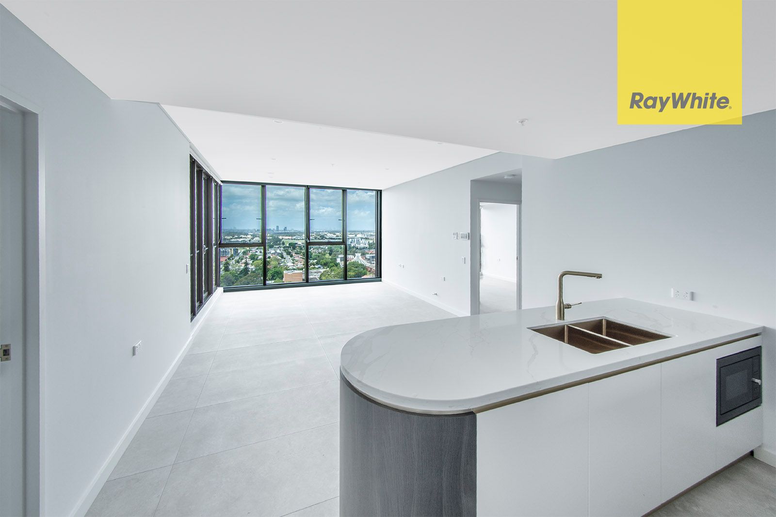2208/14-20 Parkes Street — photo 10 of 11
