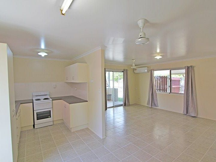 7 Rignold Street, Mooroobool, QLD 4870