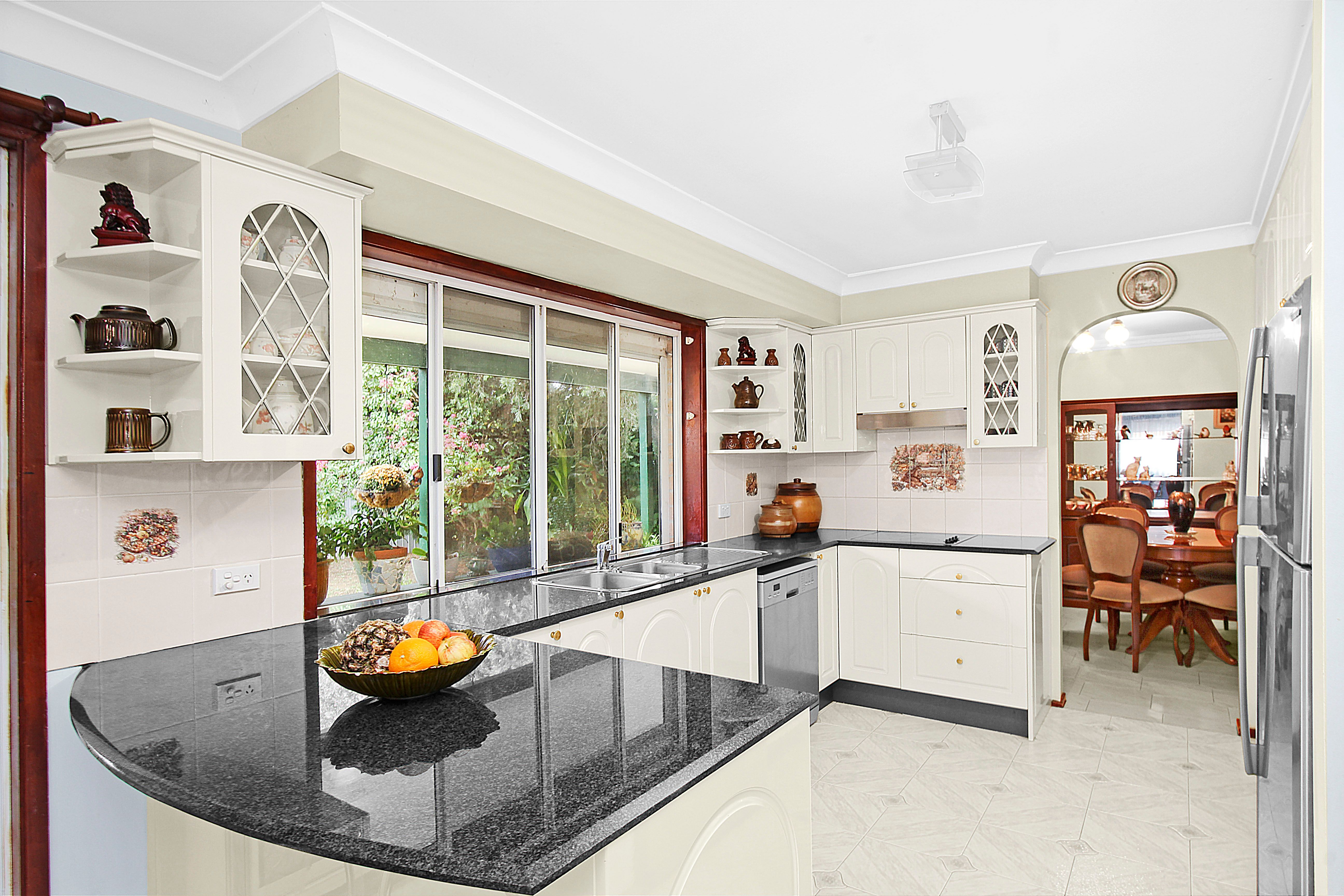 6 Greenwich Close, St Johns Park, NSW 2176
