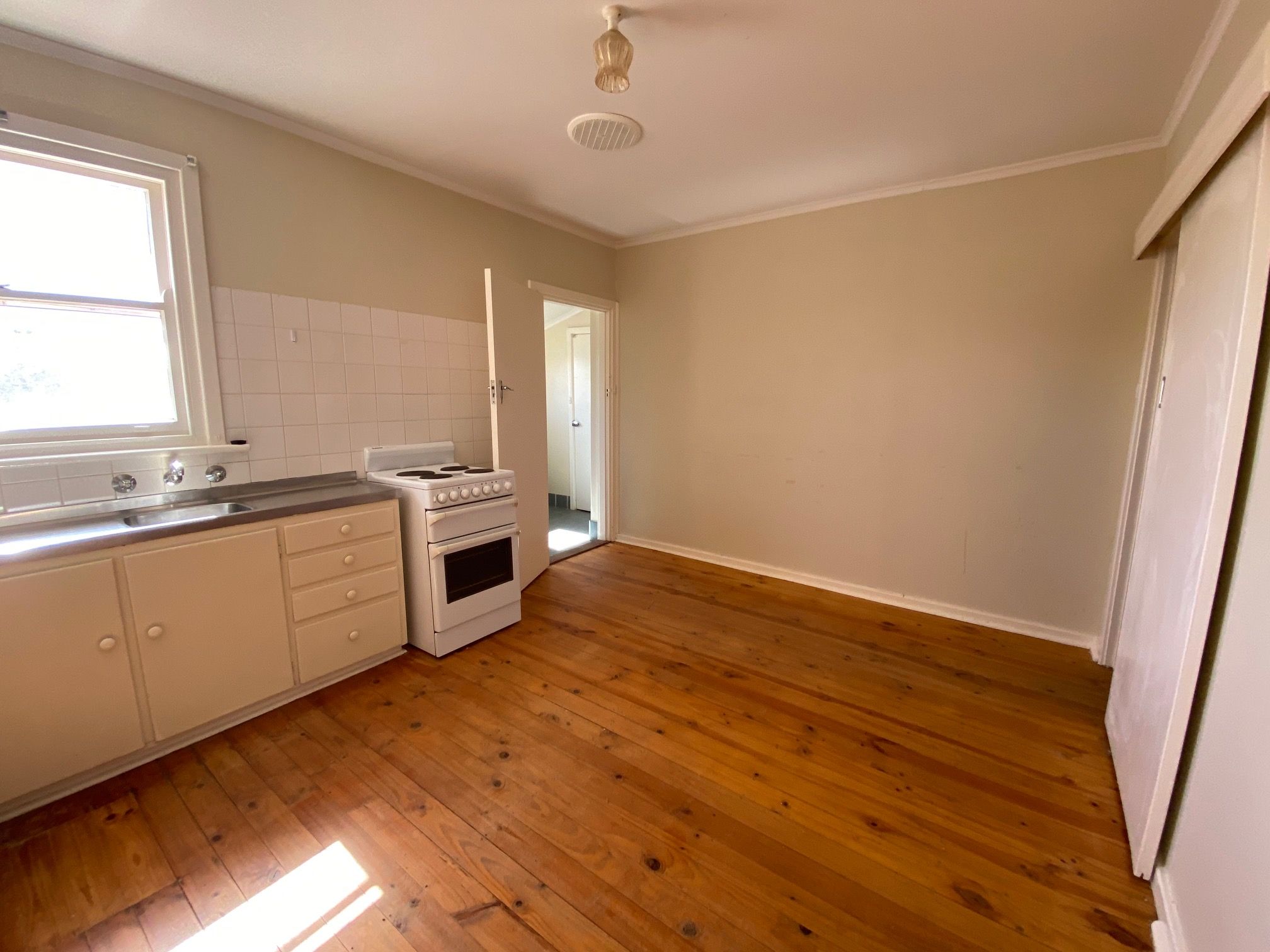 16 Albert Street — photo 3 of 10