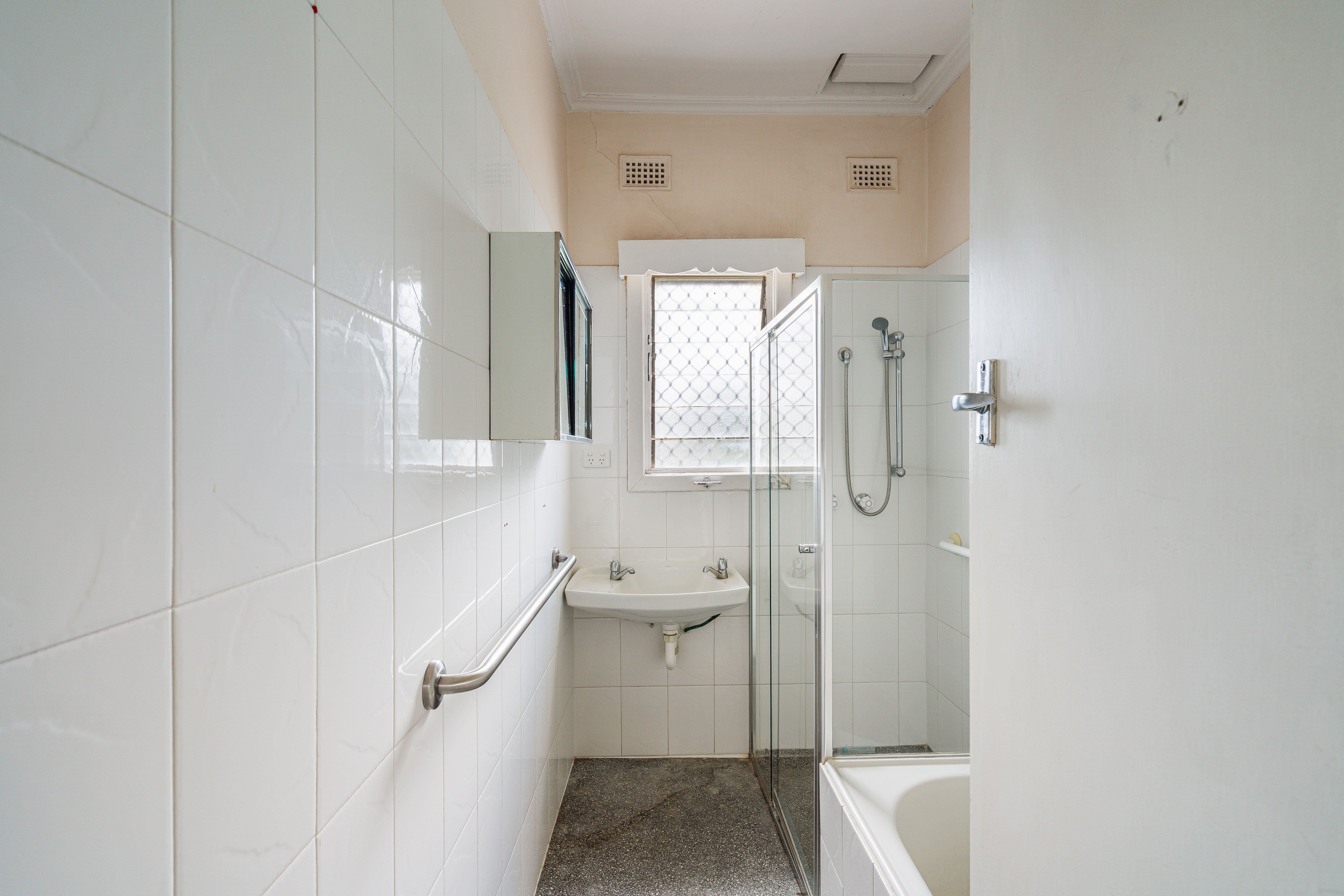 219 Hogarth Road — photo 9 of 16