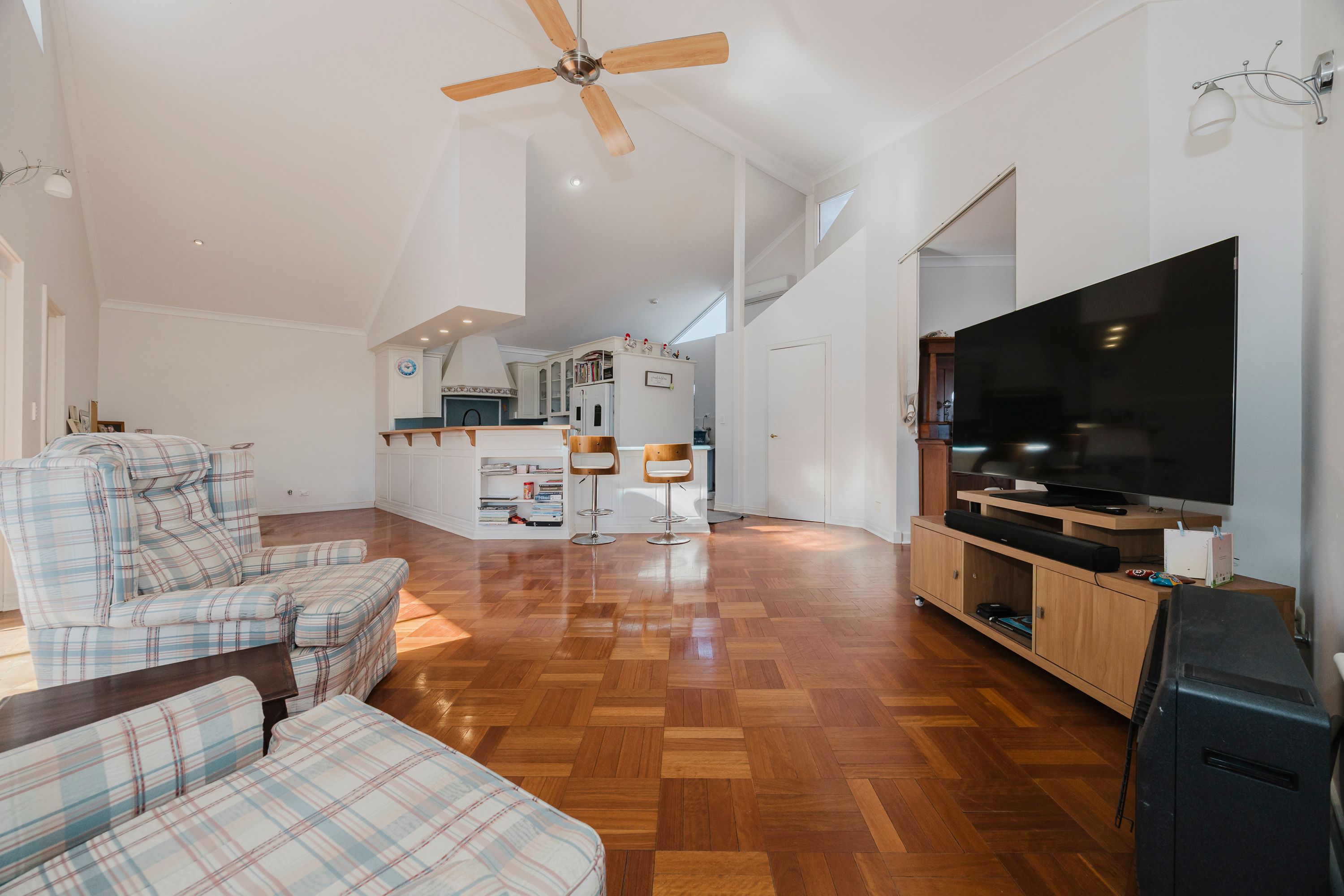 3 Robinson Avenue — photo 11 of 30