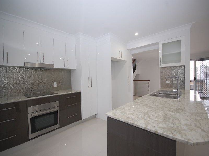 2/106 Dickenson Street, Carina, QLD 4152