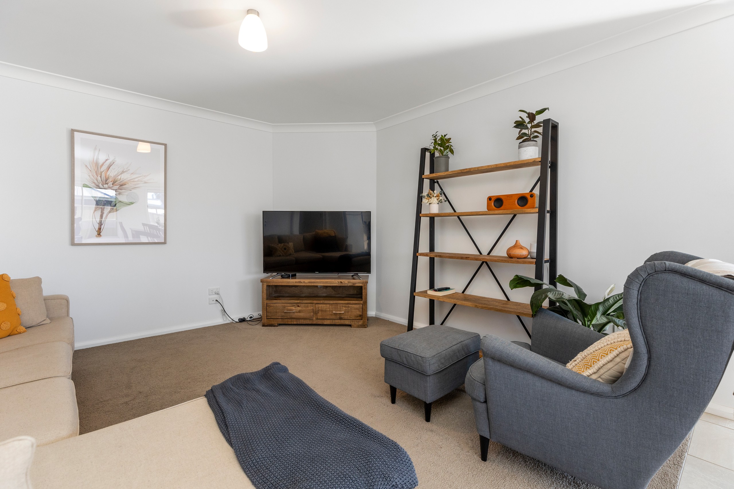 2/4 Mulberrygong Court, Gobbagombalin, NSW 2650