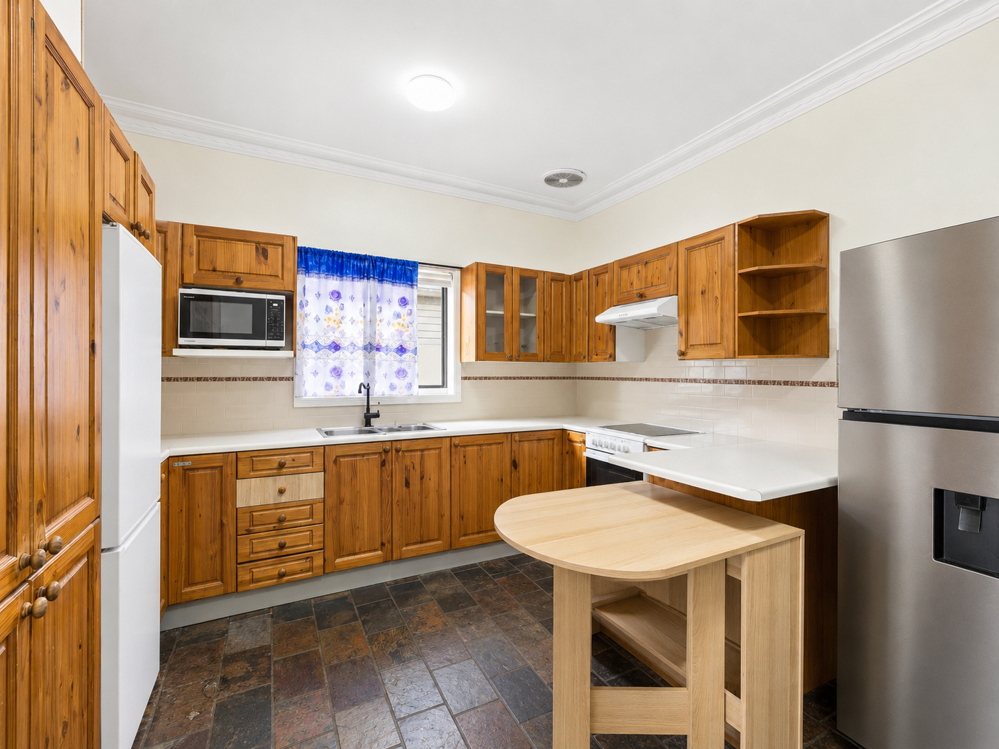 18 Lillian Road — photo 4 of 16