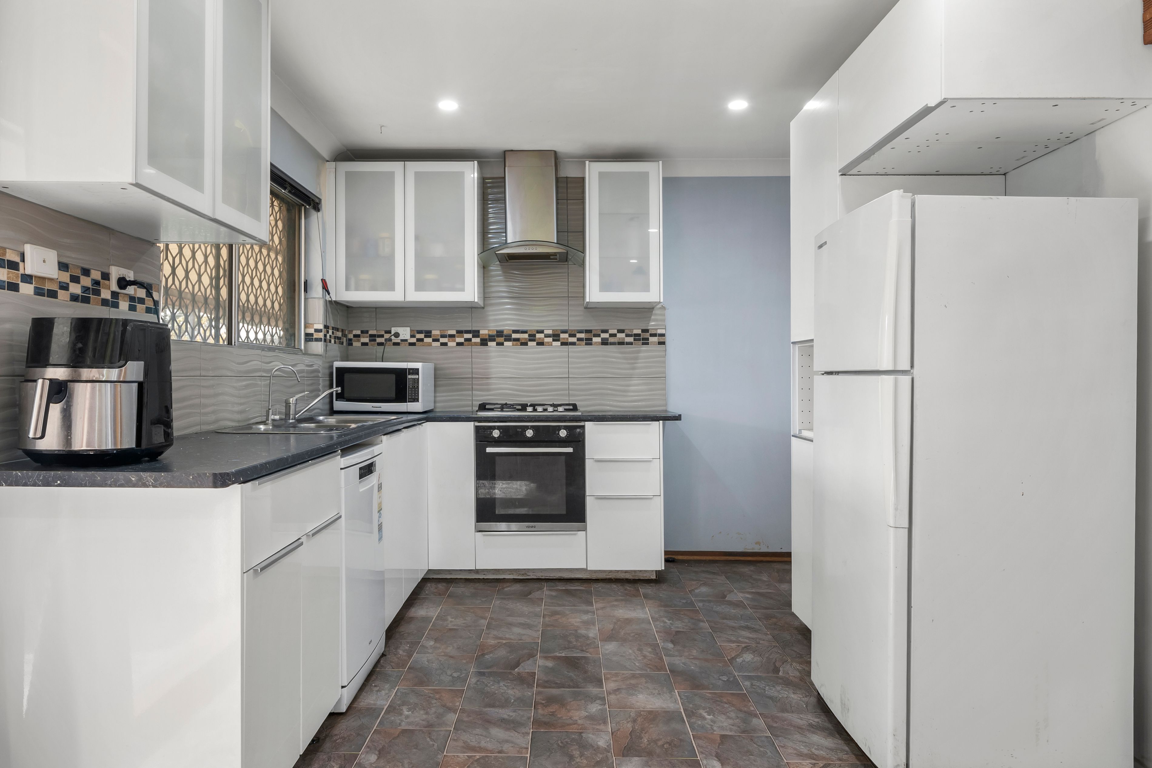 685 North East Road — photo 5 of 14