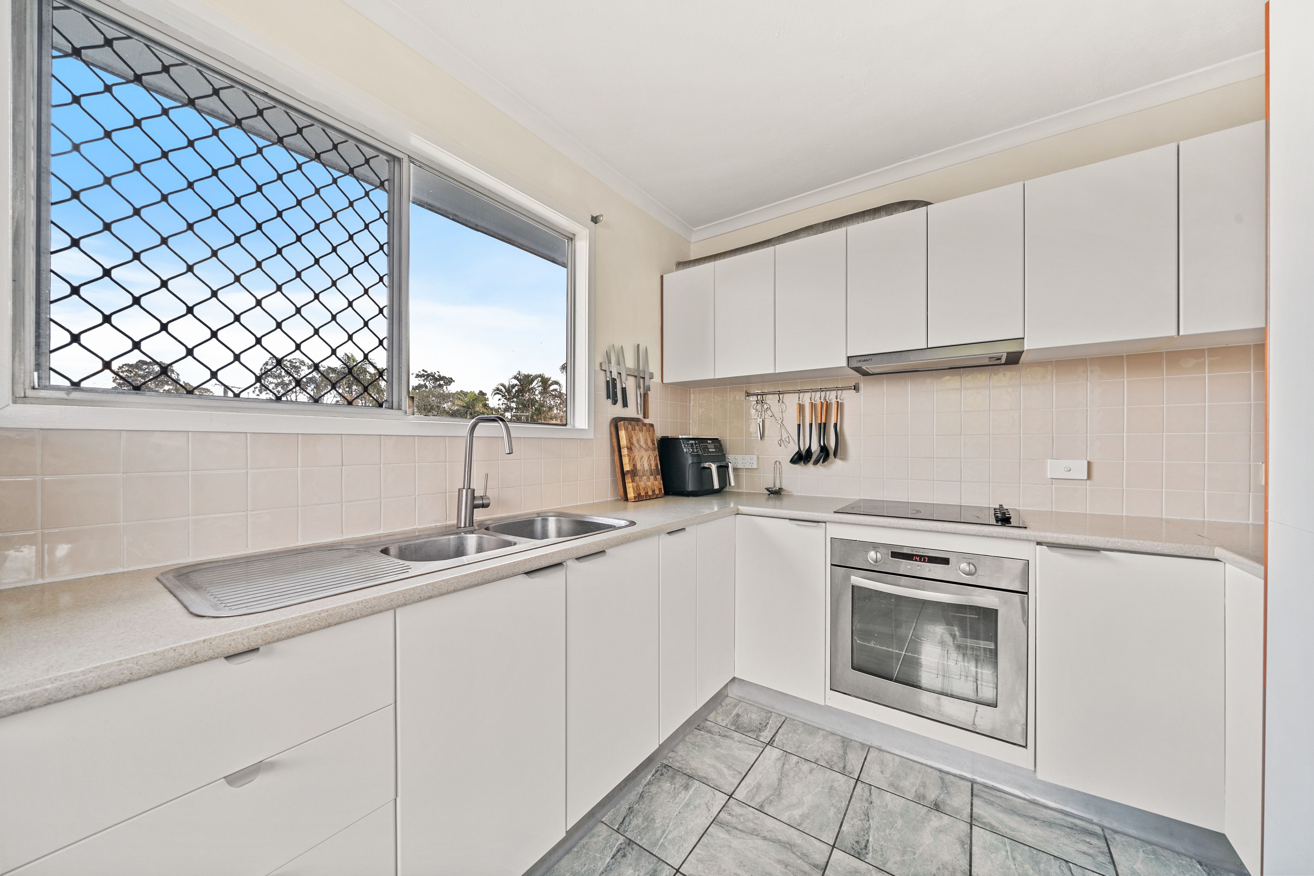 27 MacArthur Crescent — photo 4 of 20