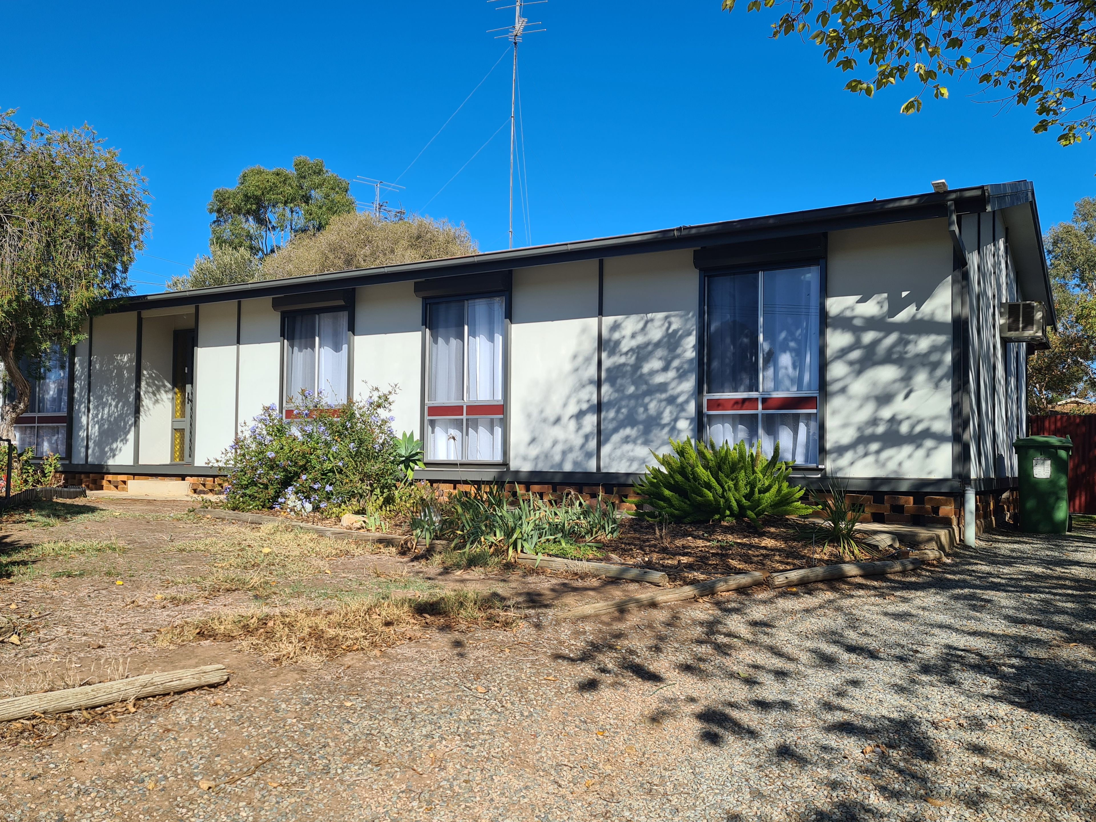 16 Geddes Avenue, Clare, SA 5453