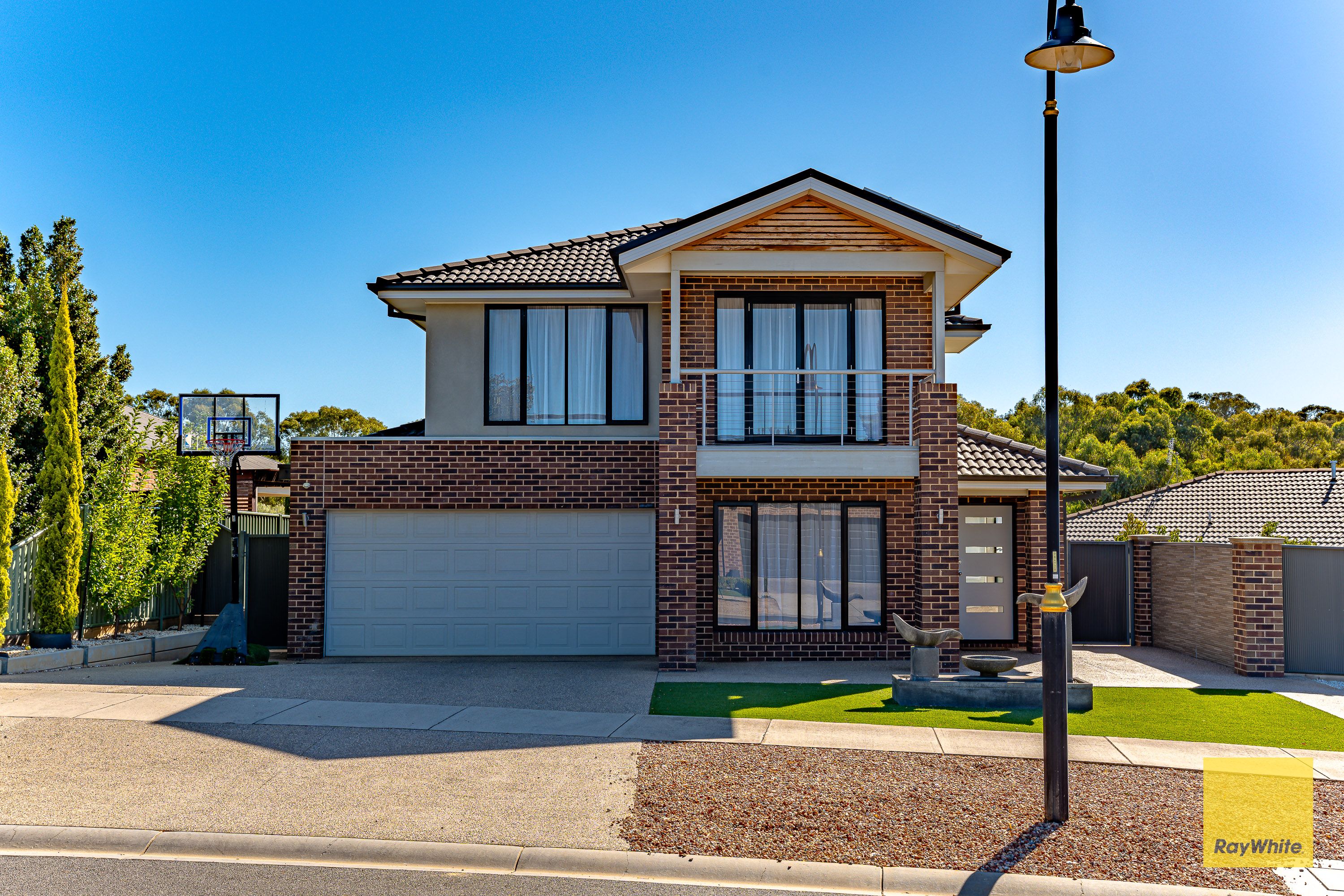 6 Roxburgh Crescent — photo from Ray White Bendigo
