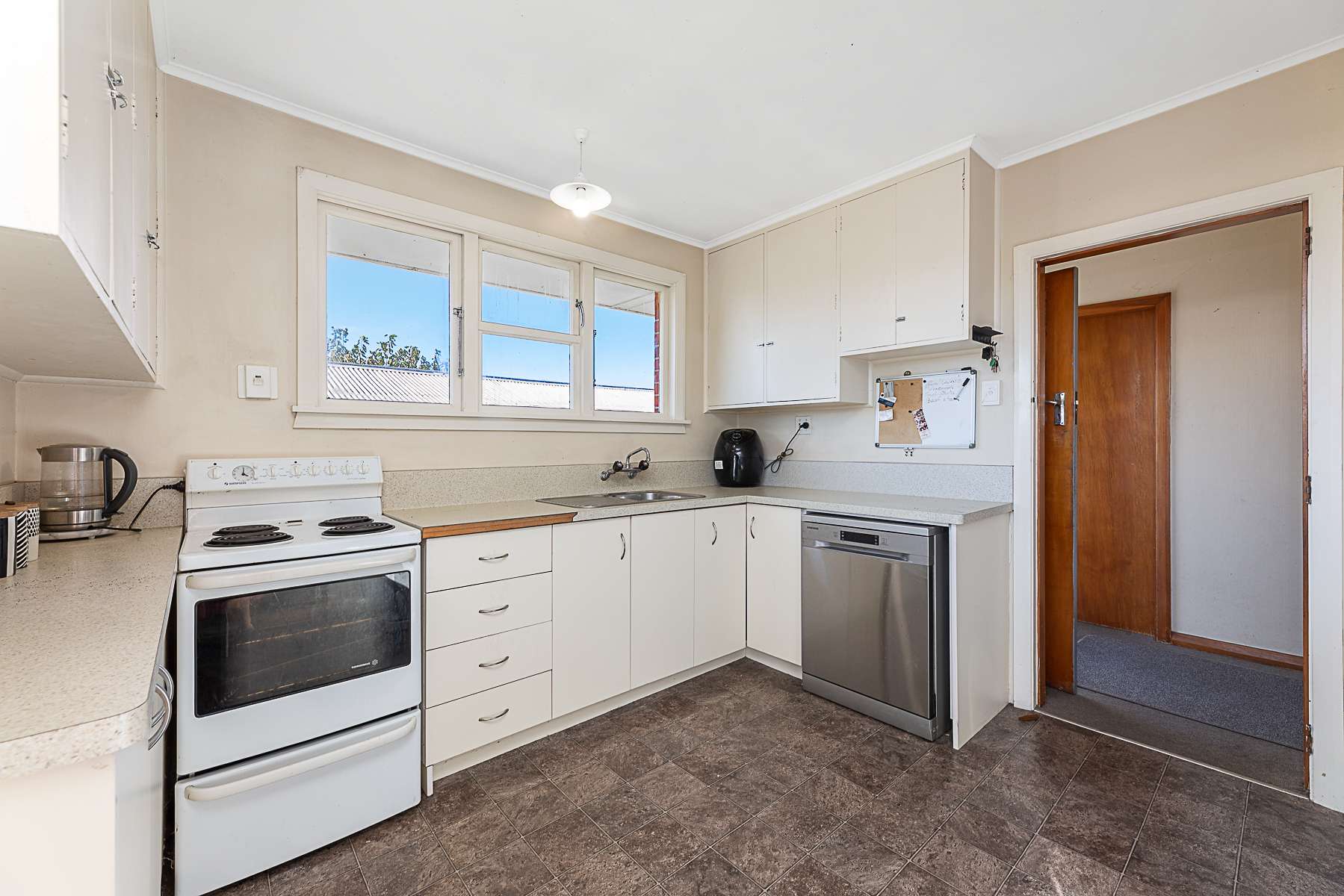 21 Holdaway Street photo 8