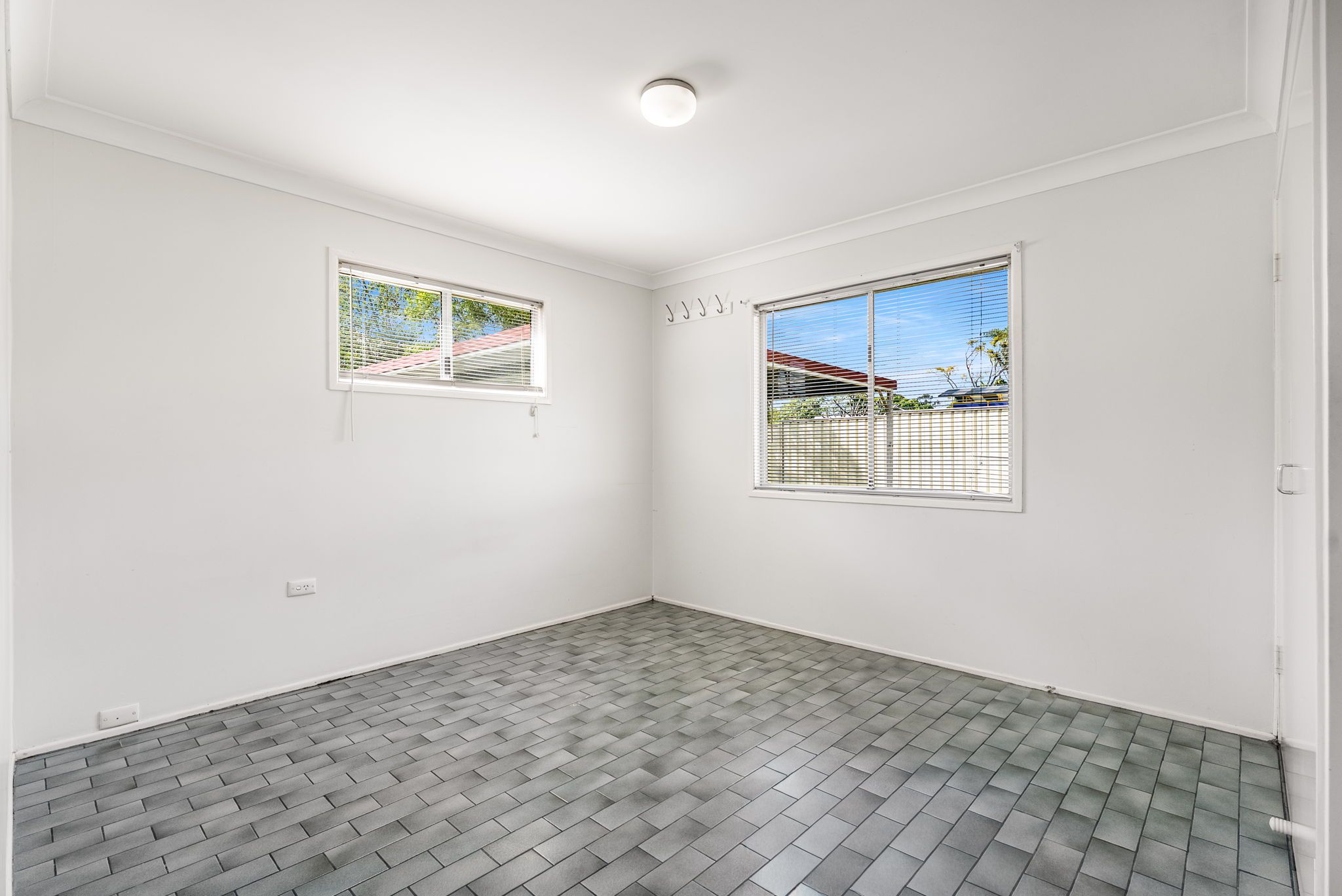 324 Middle Road — photo 11 of 20