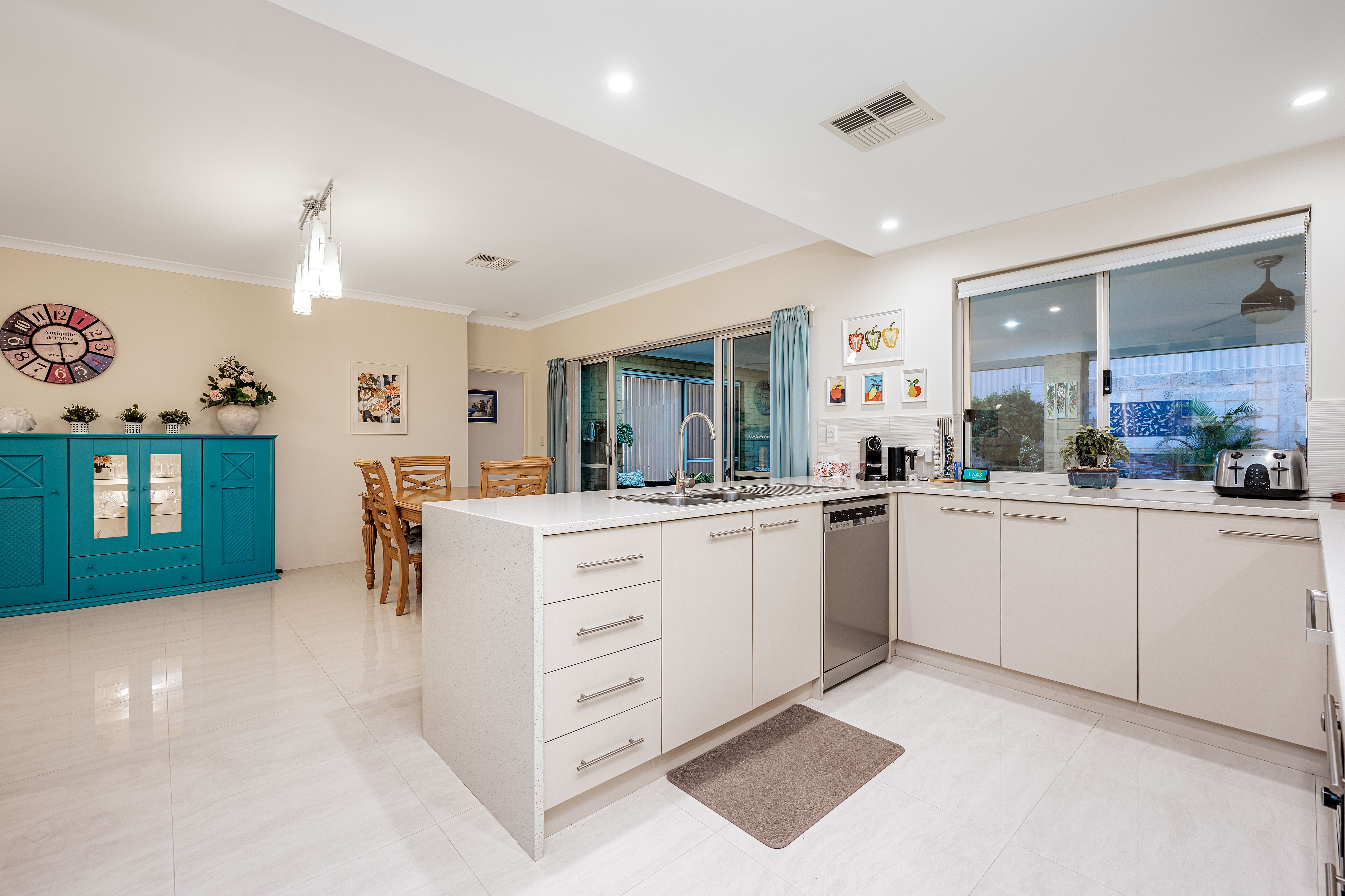 12 Oakbank Crescent — photo 8 of 30