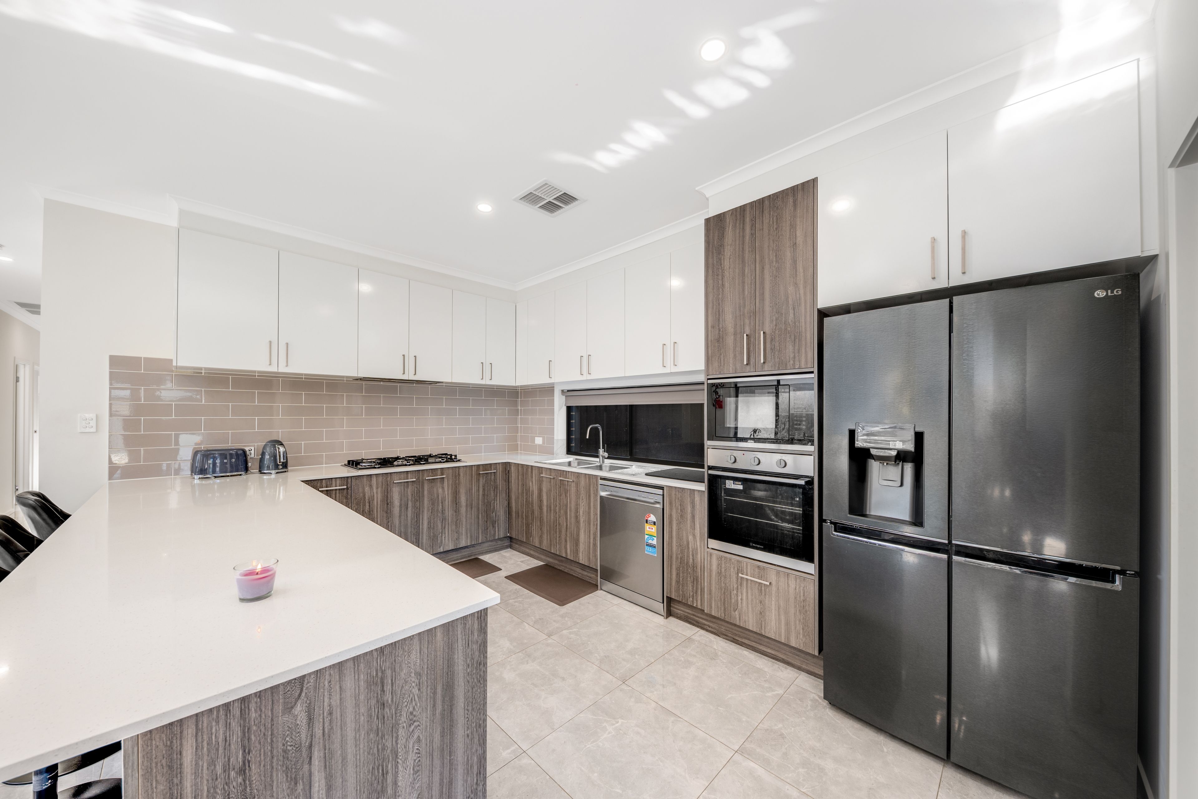 Sleek Modern Luxury — photo 3 of 23