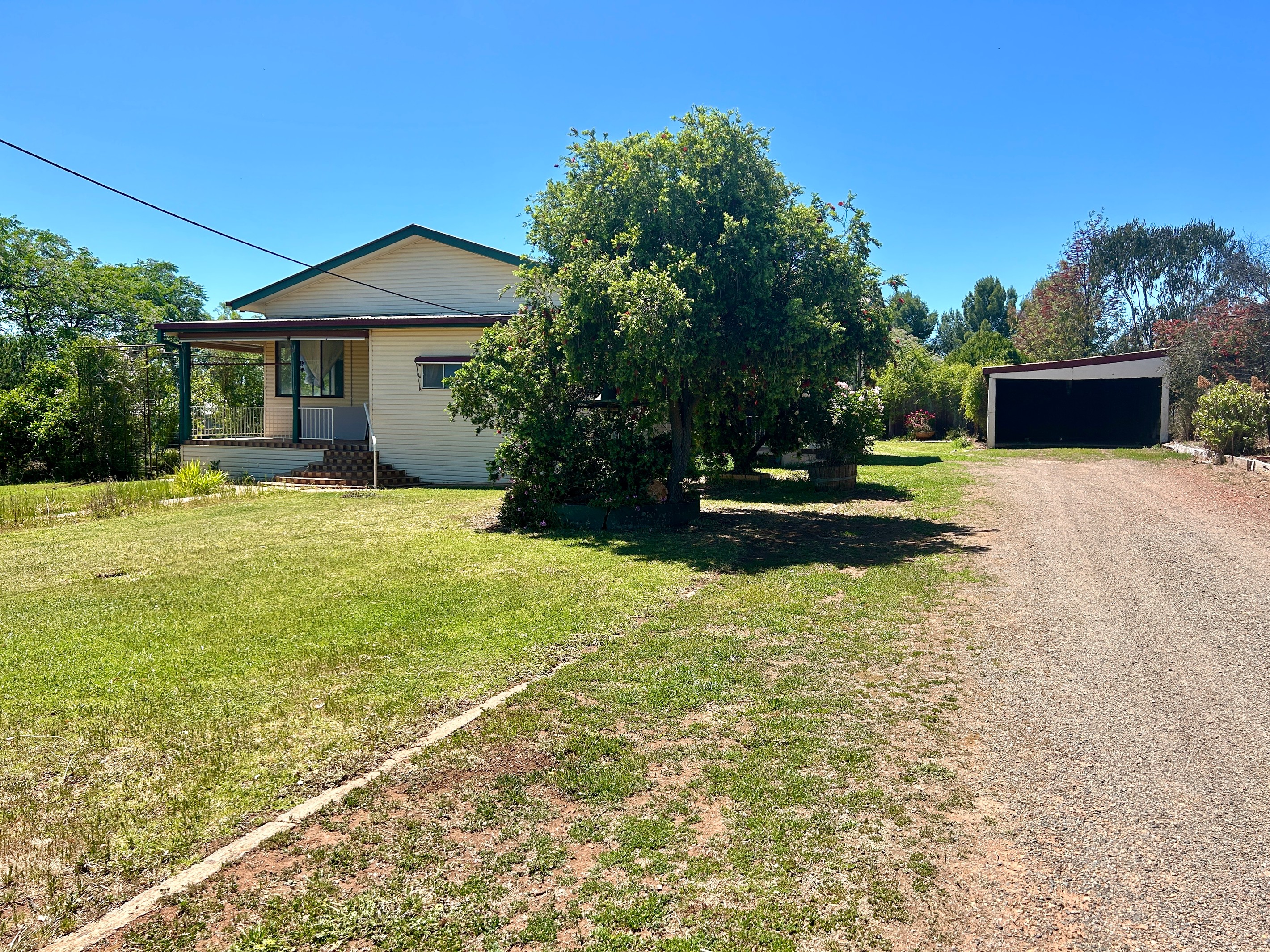39 Iverach Street, Coolamon, NSW 2701
