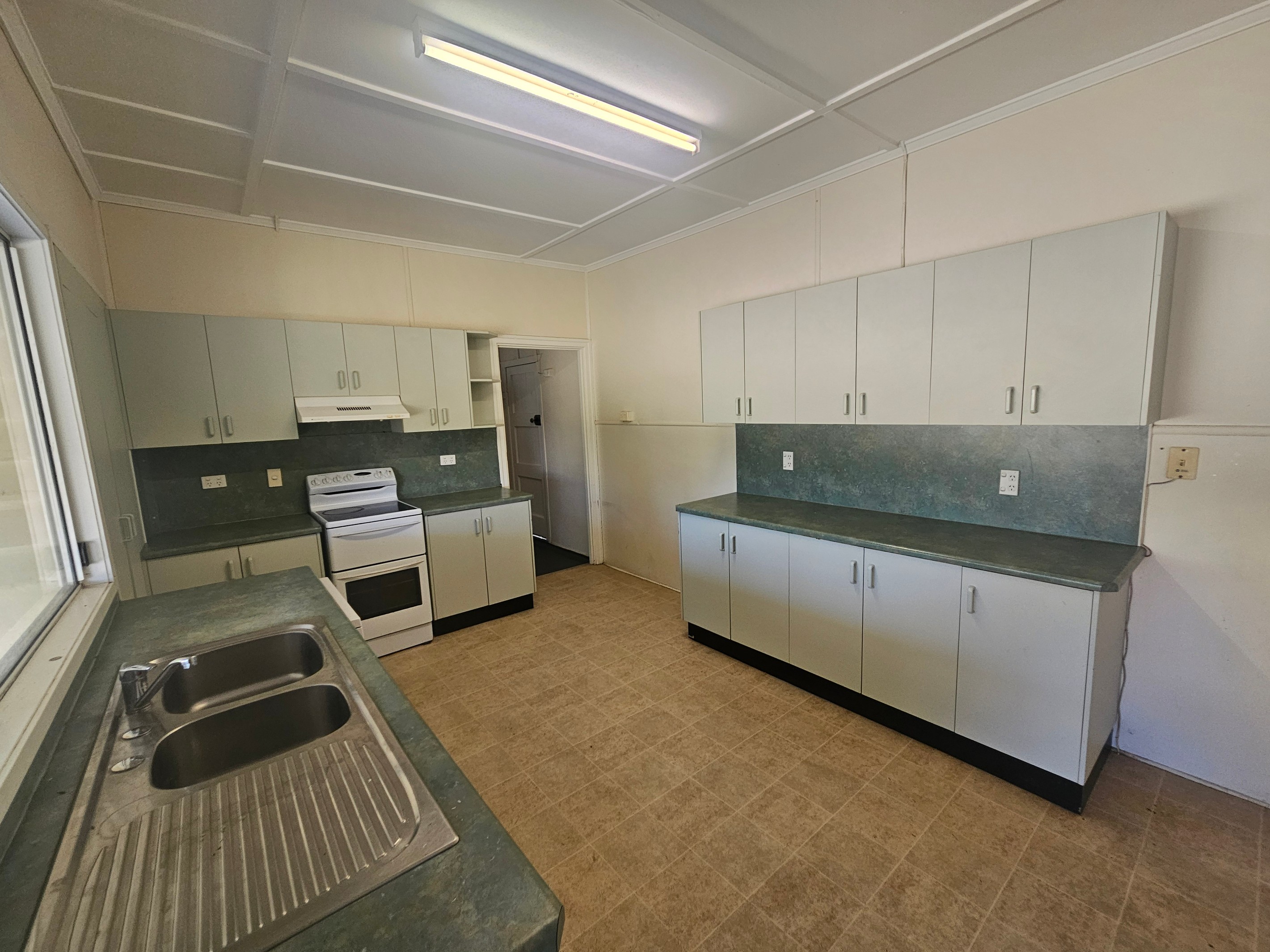 28 Theresa Street, Emerald, QLD 4720