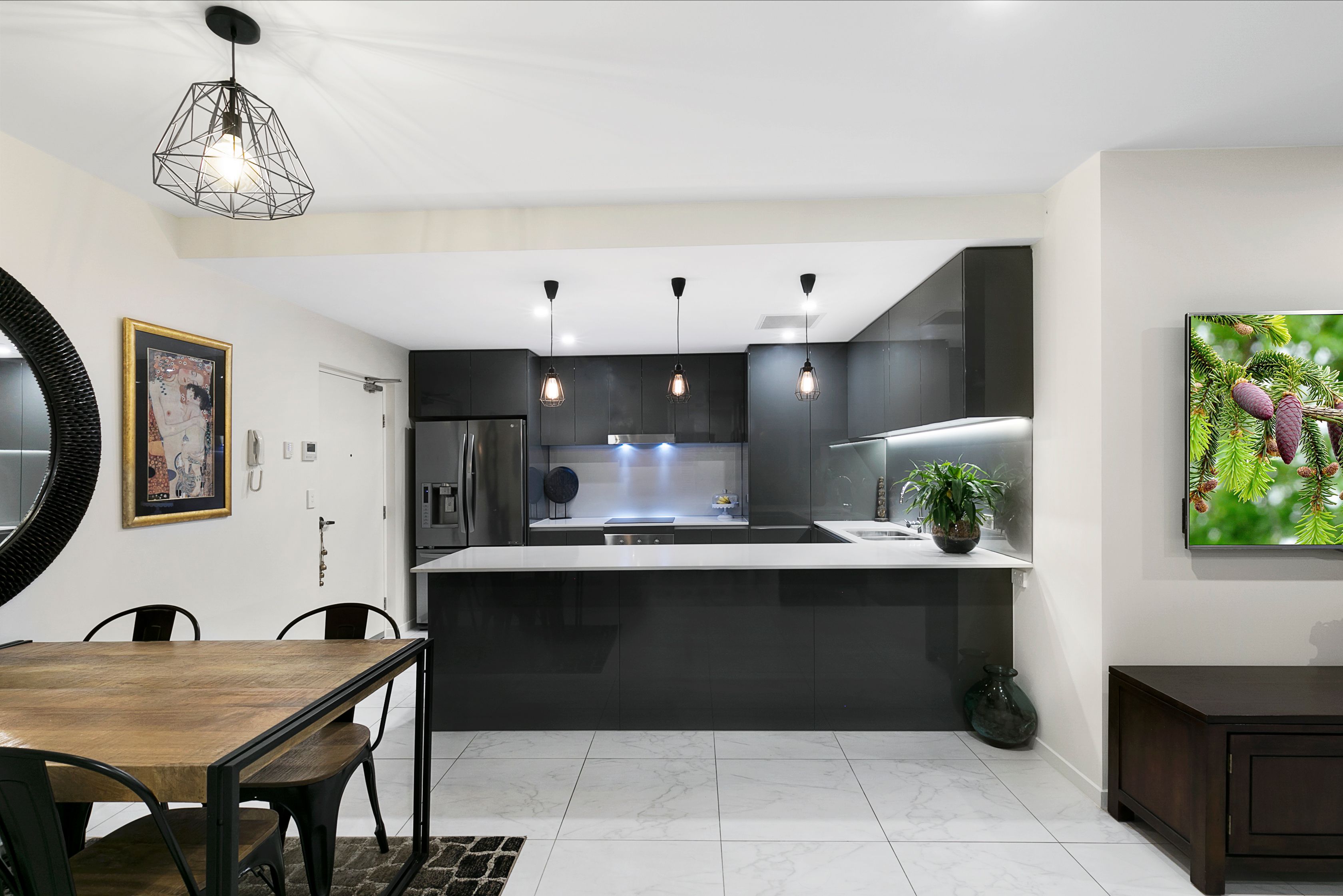 908 Logan Road, Holland Park West QLD 4121