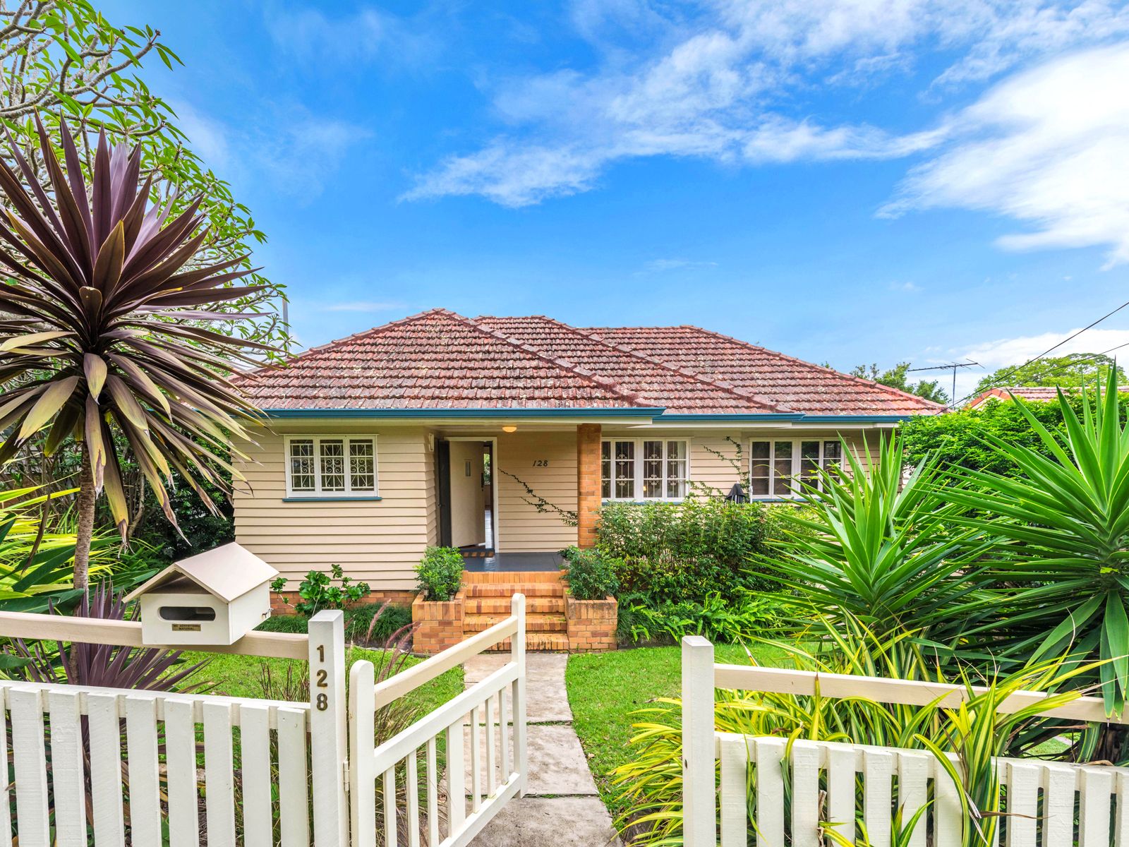 128 Arnold Street, Holland Park QLD 4121