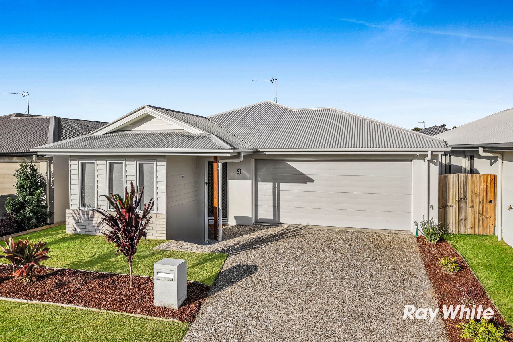 9 Howe Circuit — photo 16 of 17