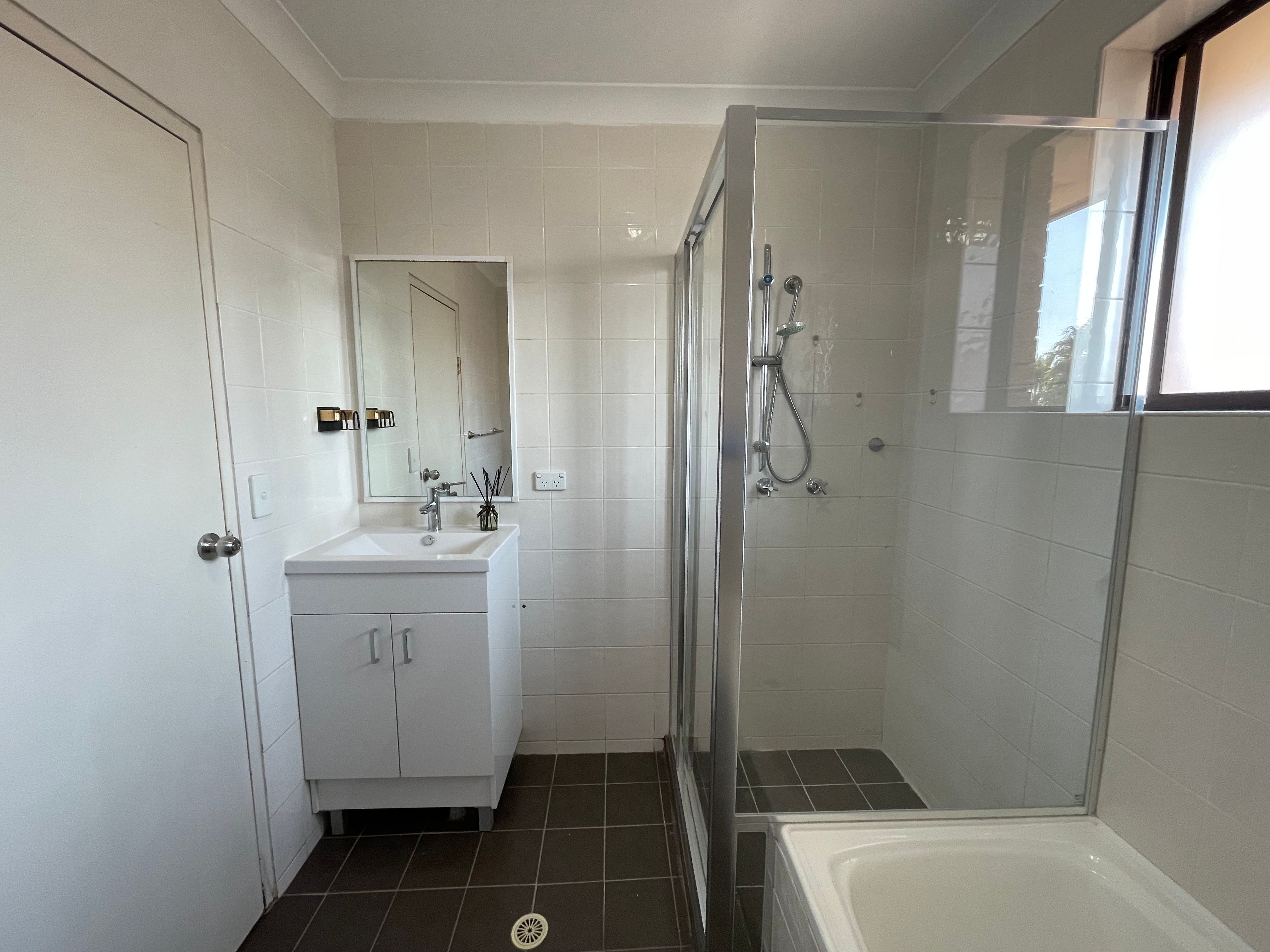 8/1073 Canterbury Road — photo 4 of 4