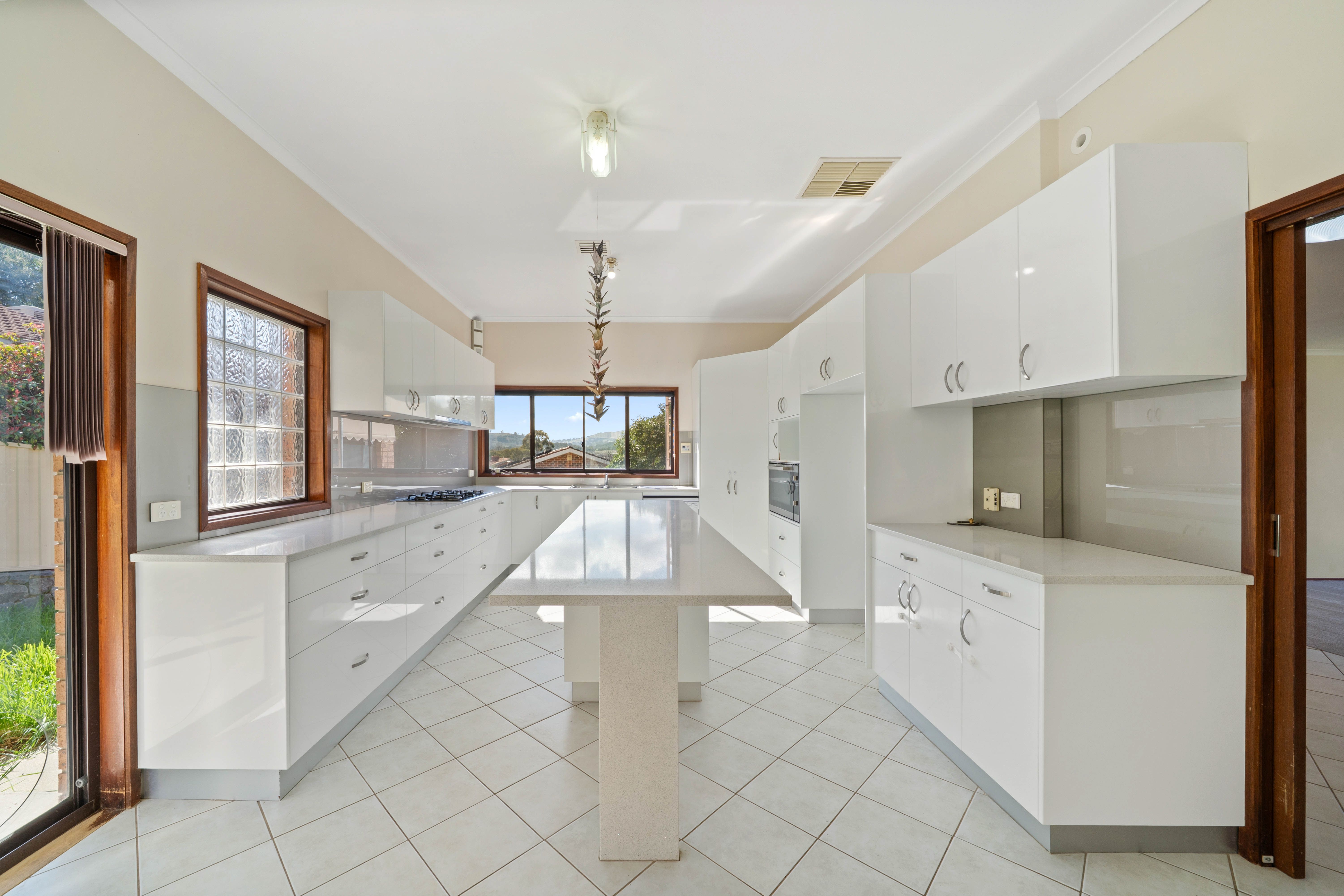 60 Vonwiller Crescent — photo 5 of 25