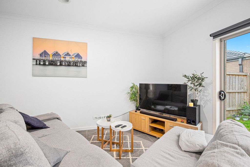 11 Papaya Walk, MANOR LAKES, VIC 3024