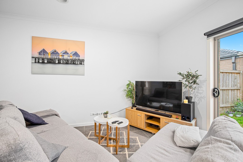 11 Papaya Walk, MANOR LAKES, VIC 3024