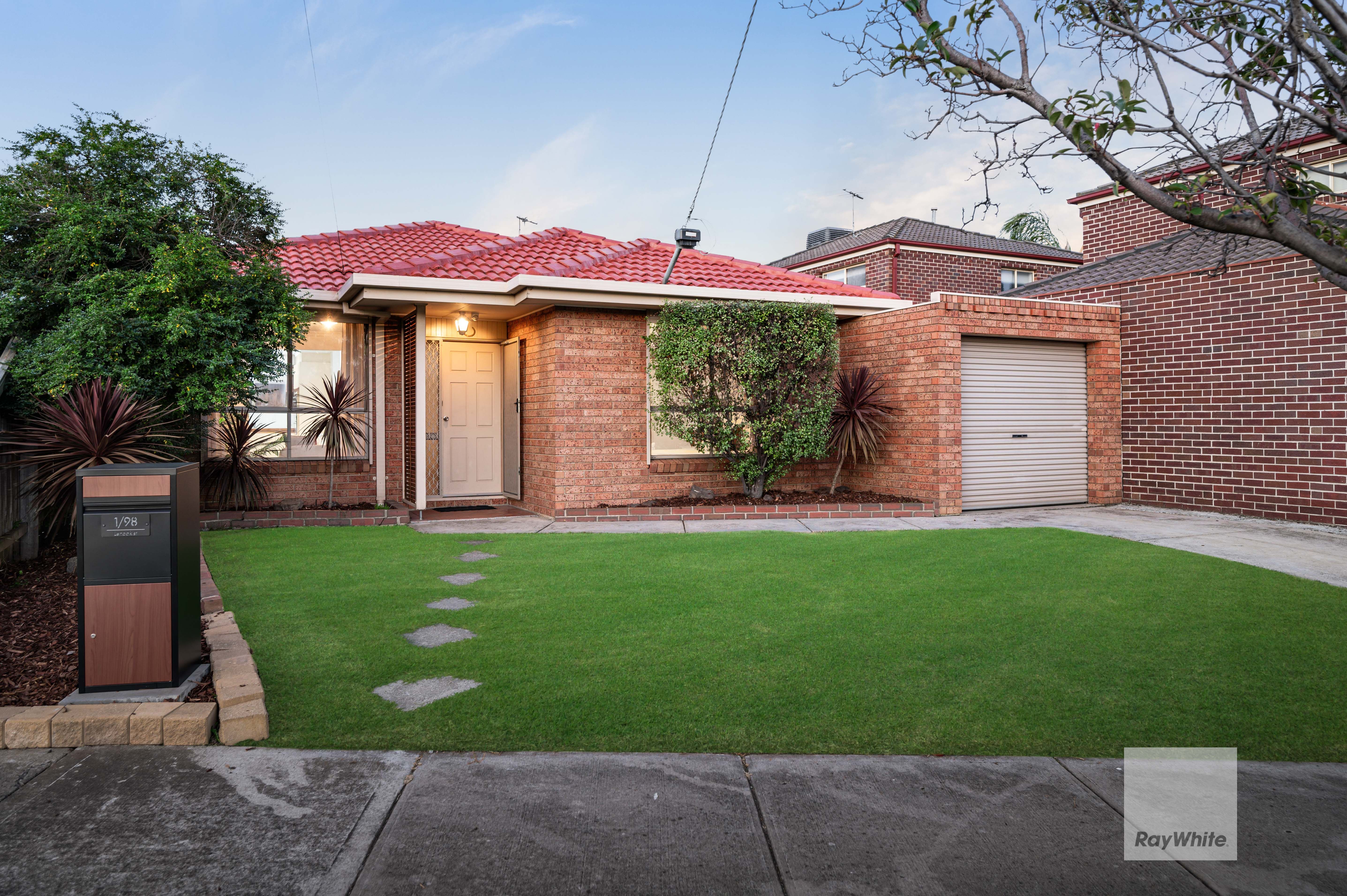 1/98 Lenoak Street, Gladstone Park, VIC 3043