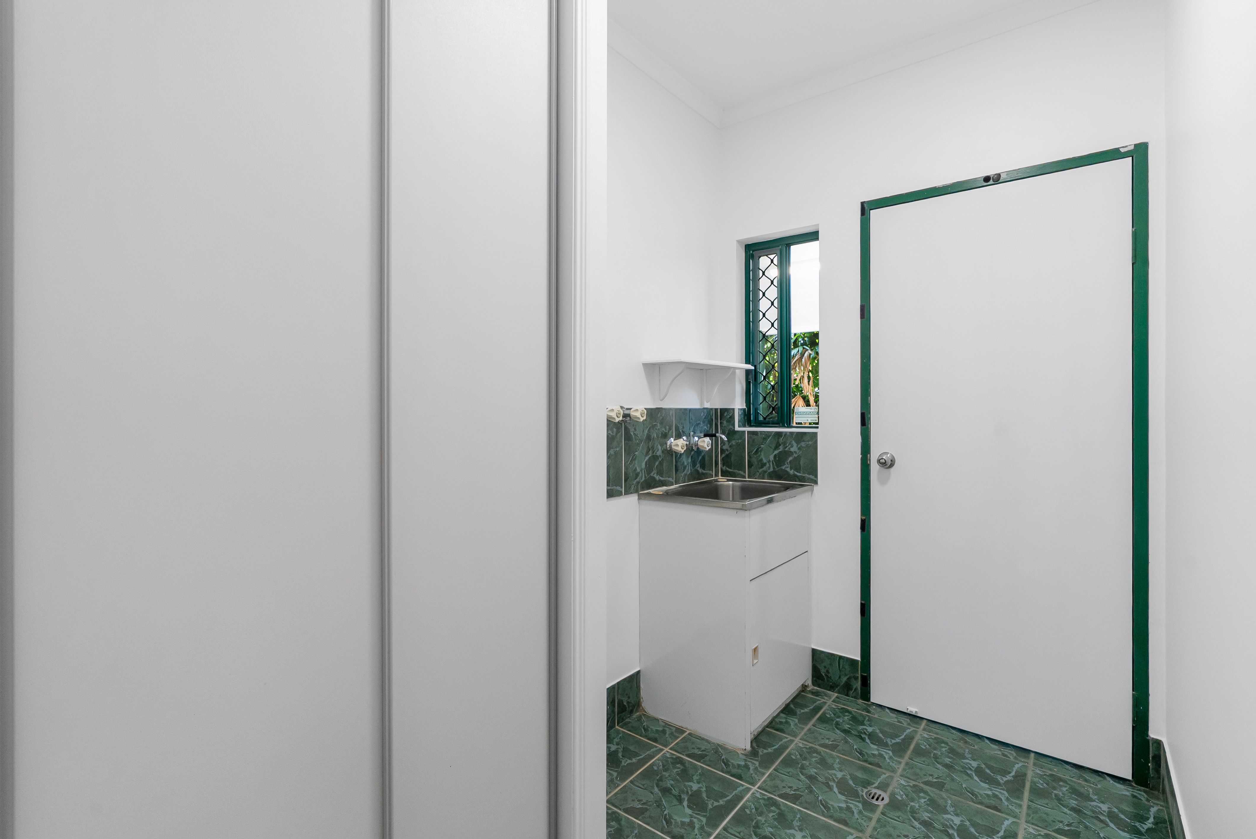 11 Dolphin Close — photo 15 of 22