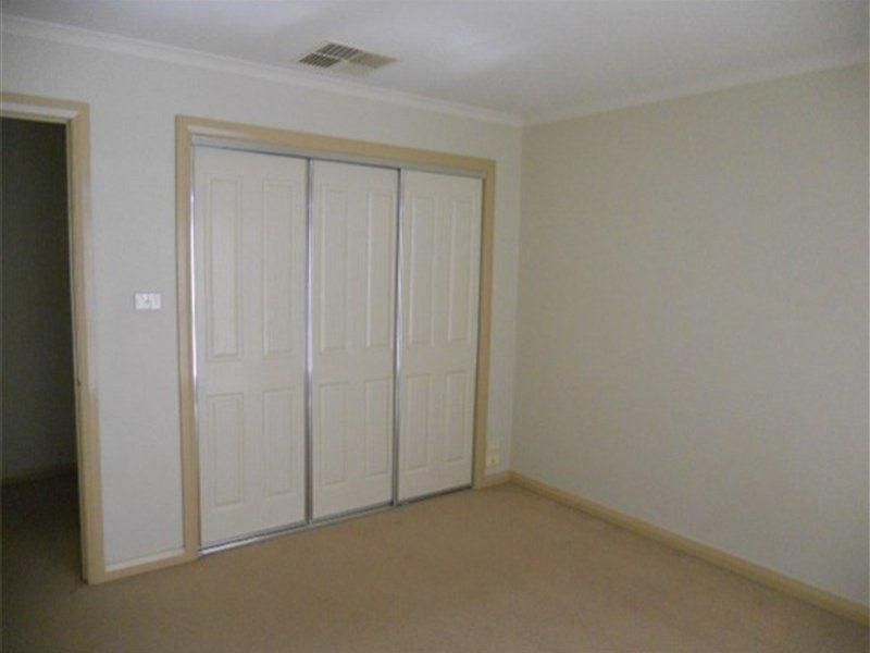 4/4 Euroa Walk, Kurunjang, VIC 3337