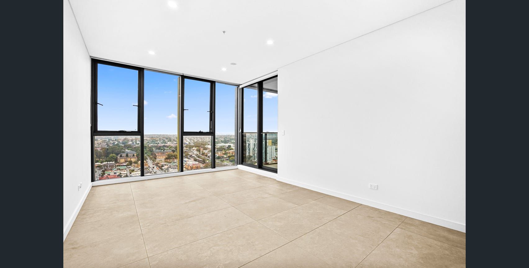 2105/20 Parkes Street — photo 5 of 10