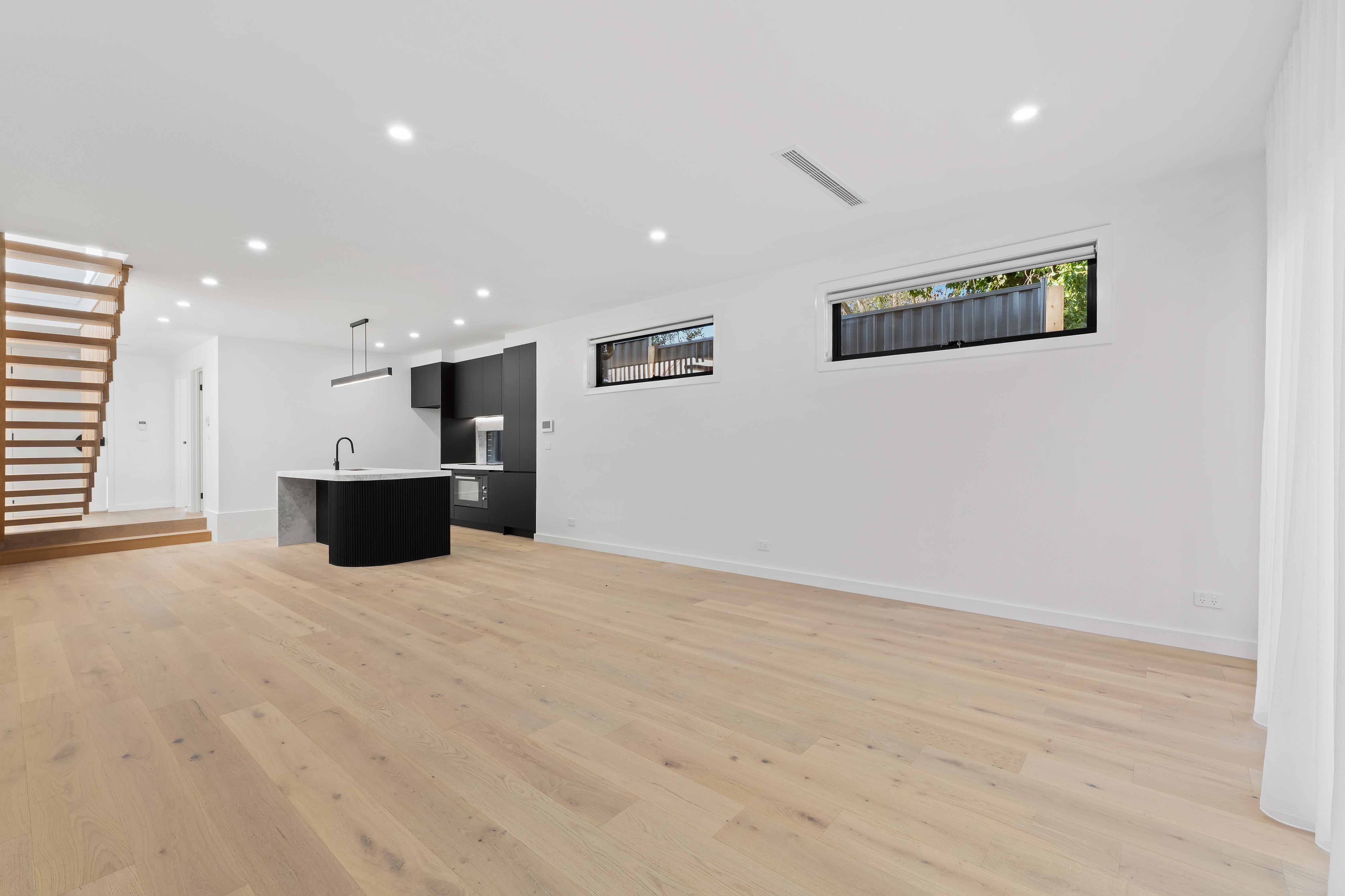2/3 Munro Street — photo 2 of 5