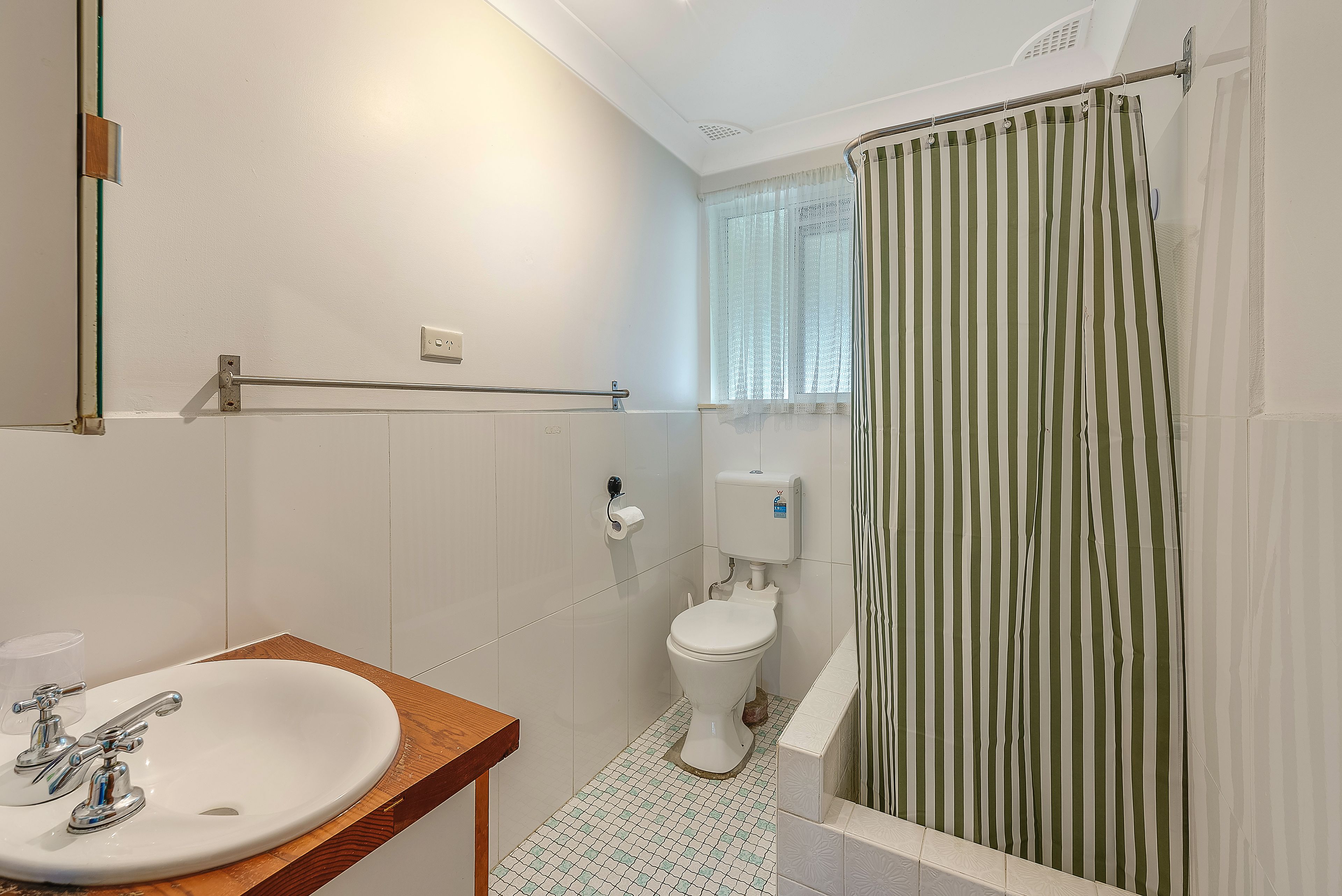 37 Gordon Avenue — photo 13 of 16