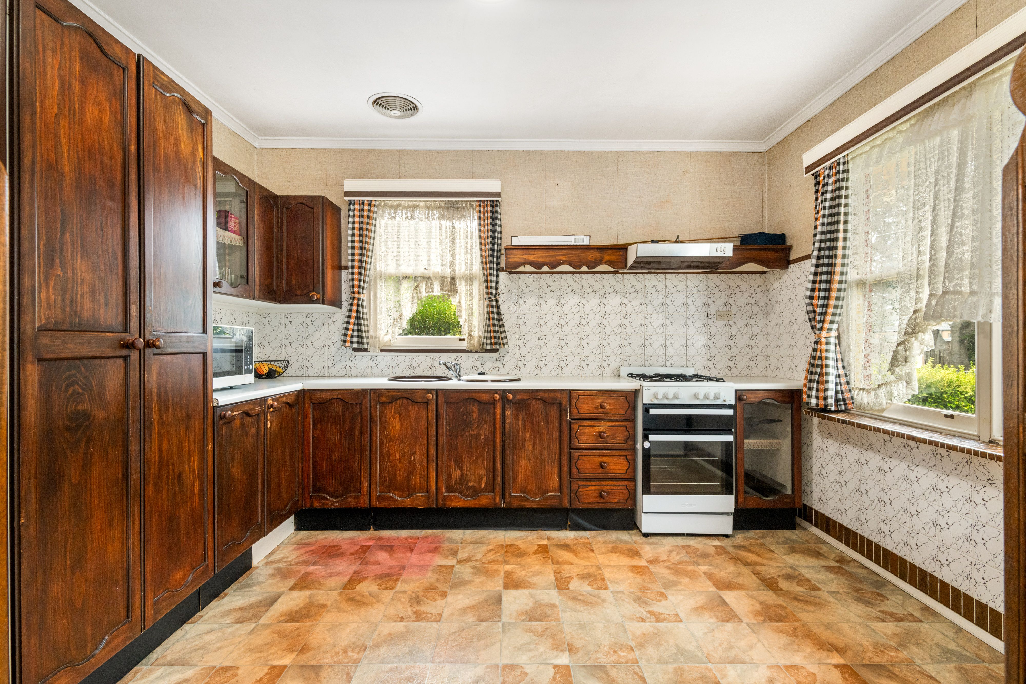 35 Ontario Avenue — photo 4 of 11