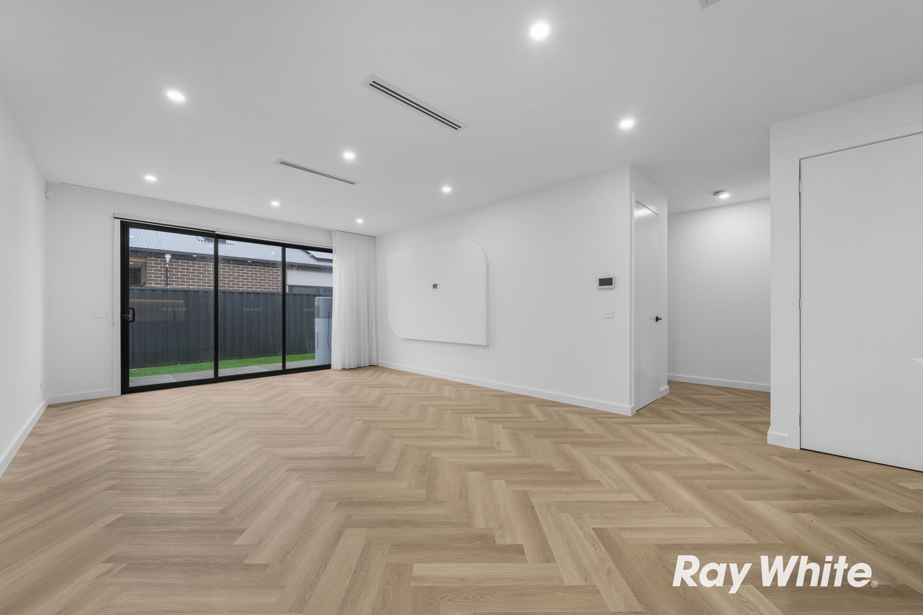 8 Castle Crescent — photo 3 of 9