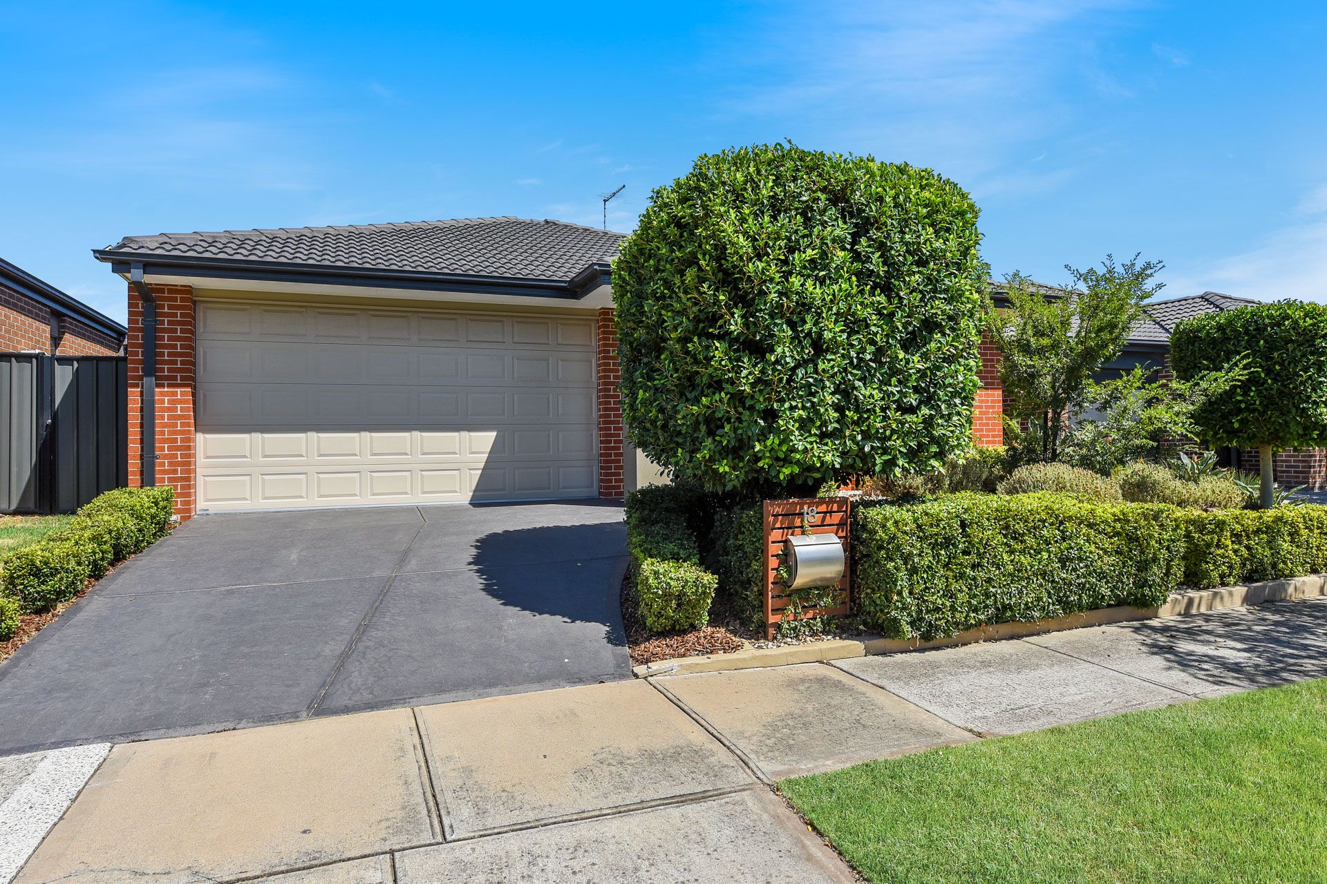18 Fleuve Rise, Clyde North VIC 3978