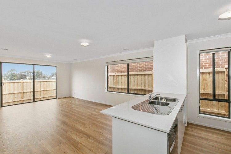 10 Abbeyard Drive, Clyde, VIC 3978